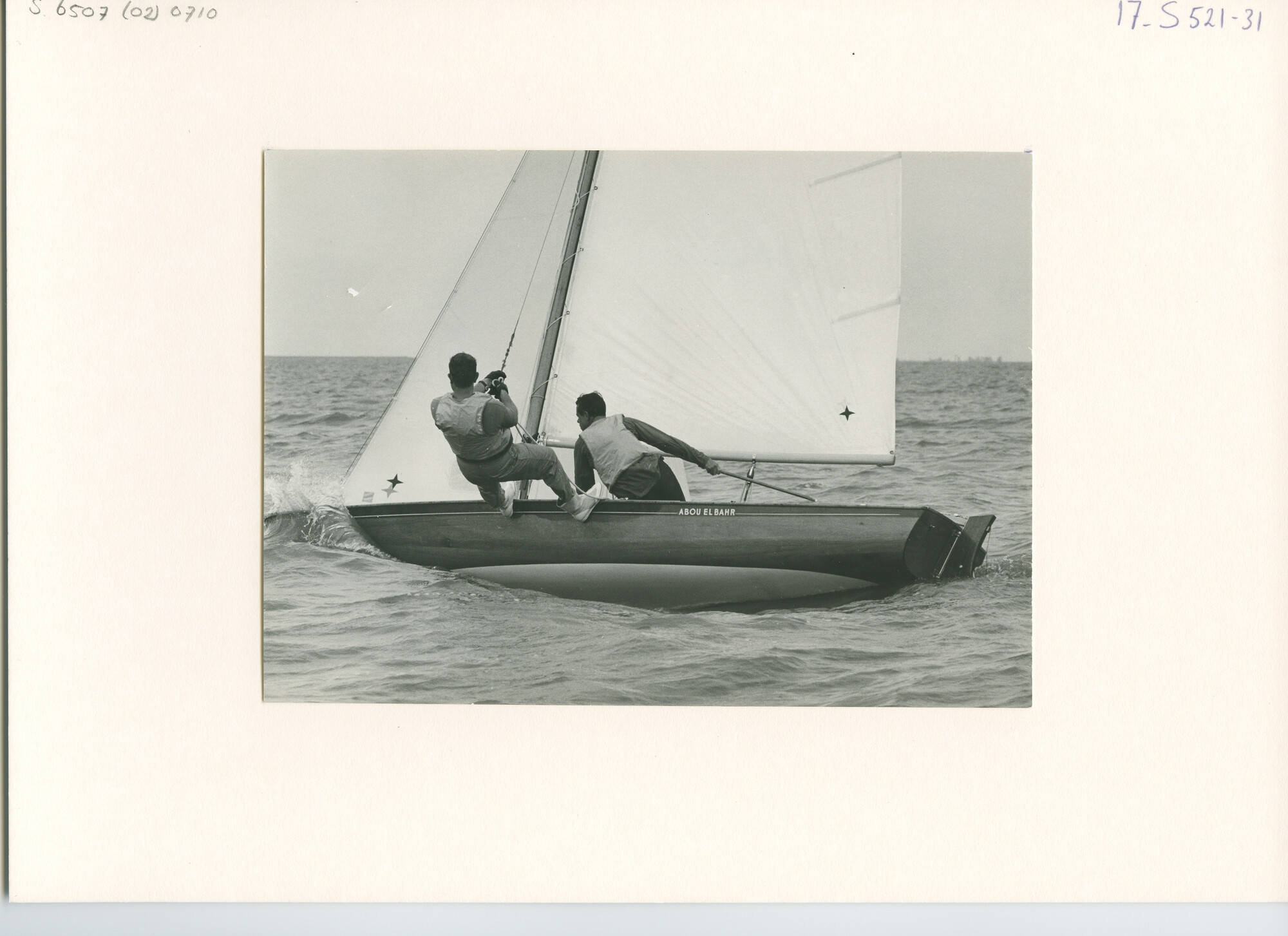 S.6507(02)0710.01; Zwart-wit foto van de Hollandweek II: de Vrijheidsklasse op het IJsselmeer voor Muiden; foto