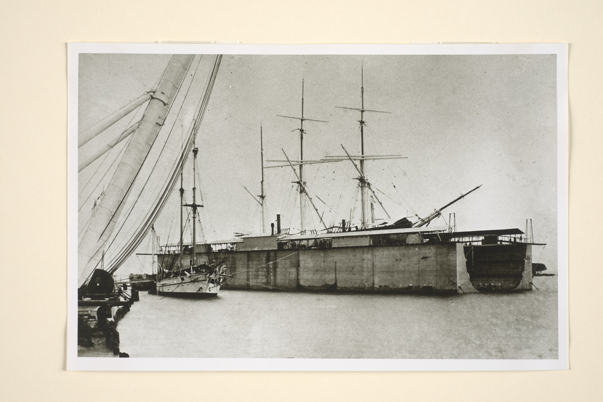 1996.1367; Reproductiefoto: de clipper 'Kosmopoliet III' eigendom van Gebroeders Blussé [gebouwd in 1871 bij C. Gips & Zn; foto