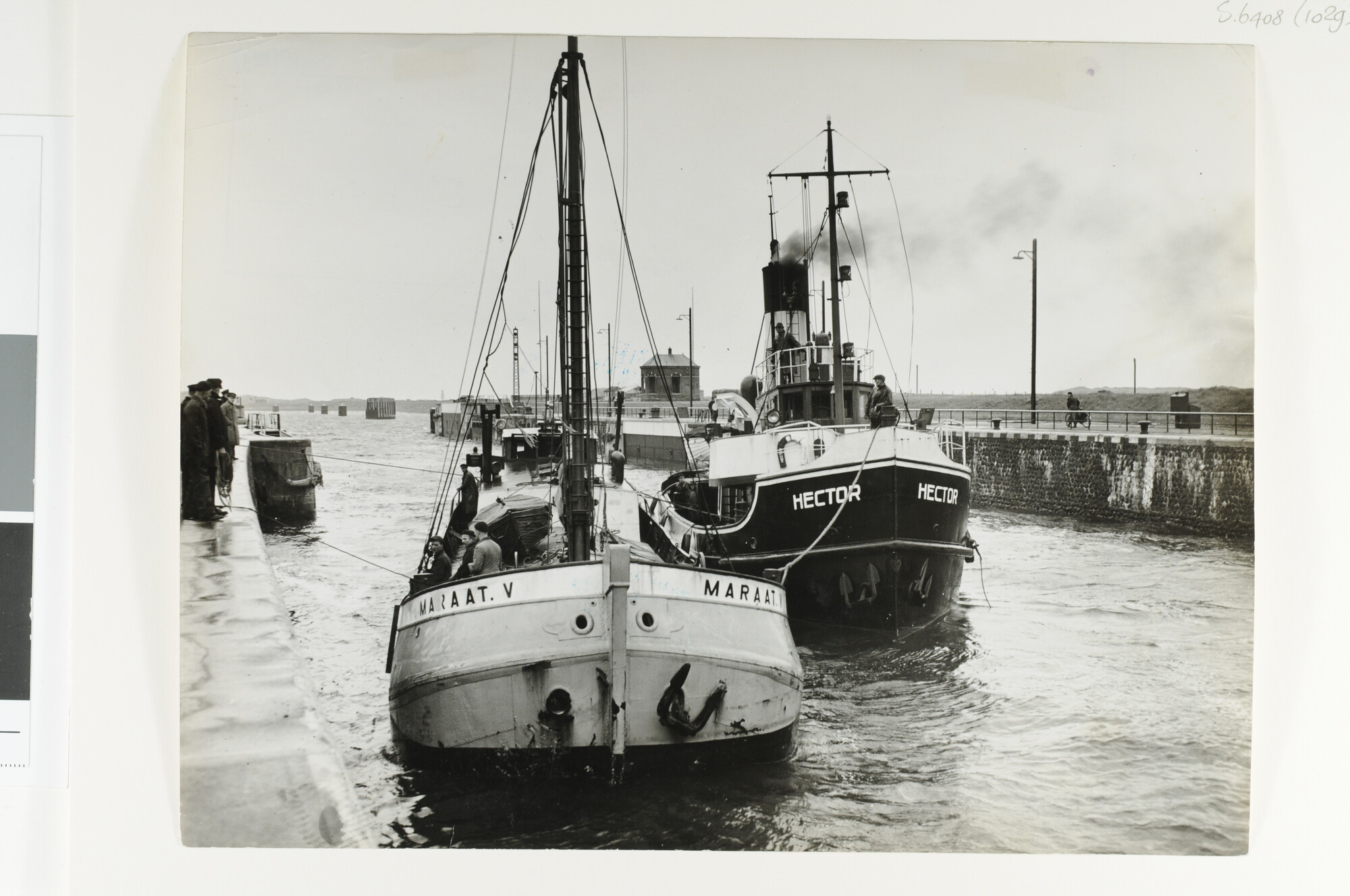 S.6408(1029); De sleepboot 'Stentor' brengt het binnenvaartschip 'Maraat V' veilig de sluis van IJmuiden binnen [...]; foto