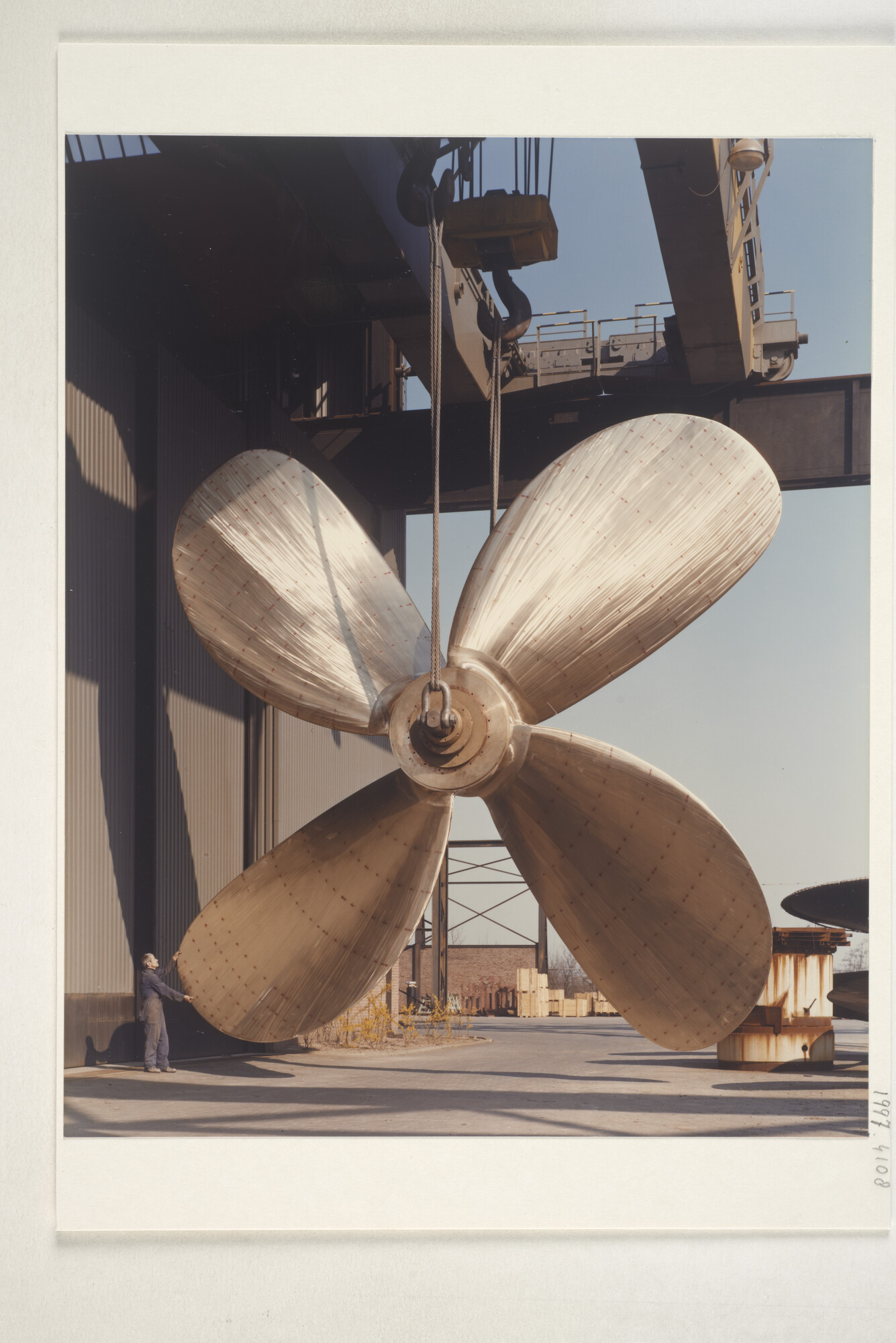 1997.4108; Een nieuwe scheepsschroef hangt in de takels bij de scheepsschroevenfabriek [...]; foto