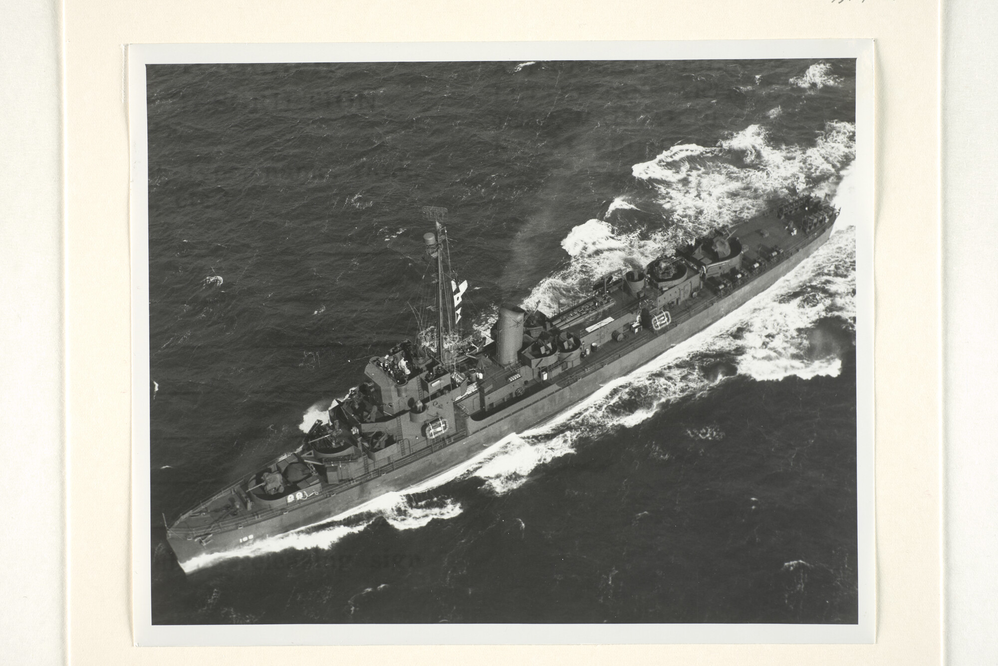 1994.7103; Luchtfoto van de USS 'O'Neill' (DE 188, later Hr.Ms. 'Dubois') op zee; foto