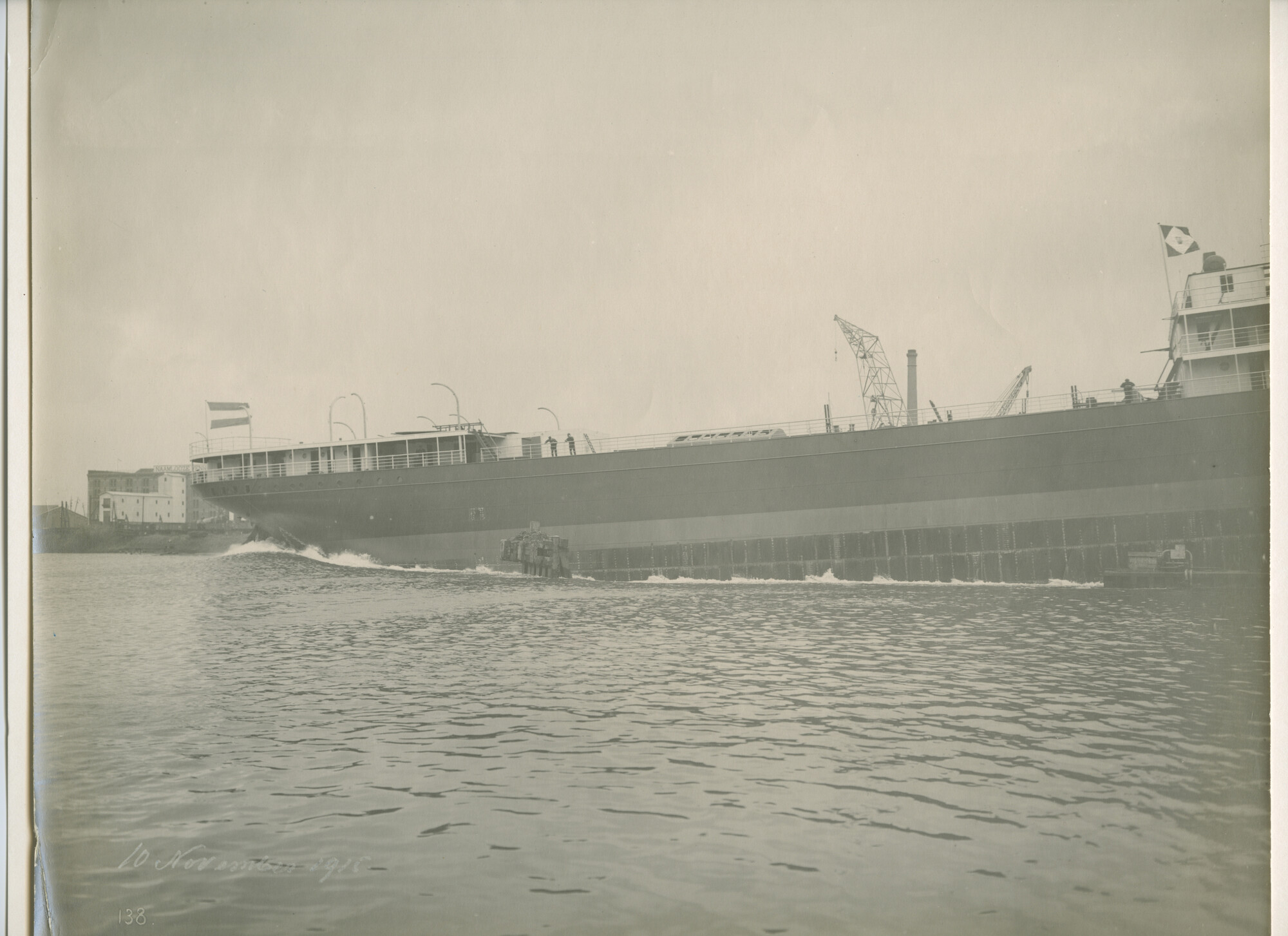 S.5444(0444)1; Foto van de tewaterlating van de kolenboot ss. Ombilin; foto