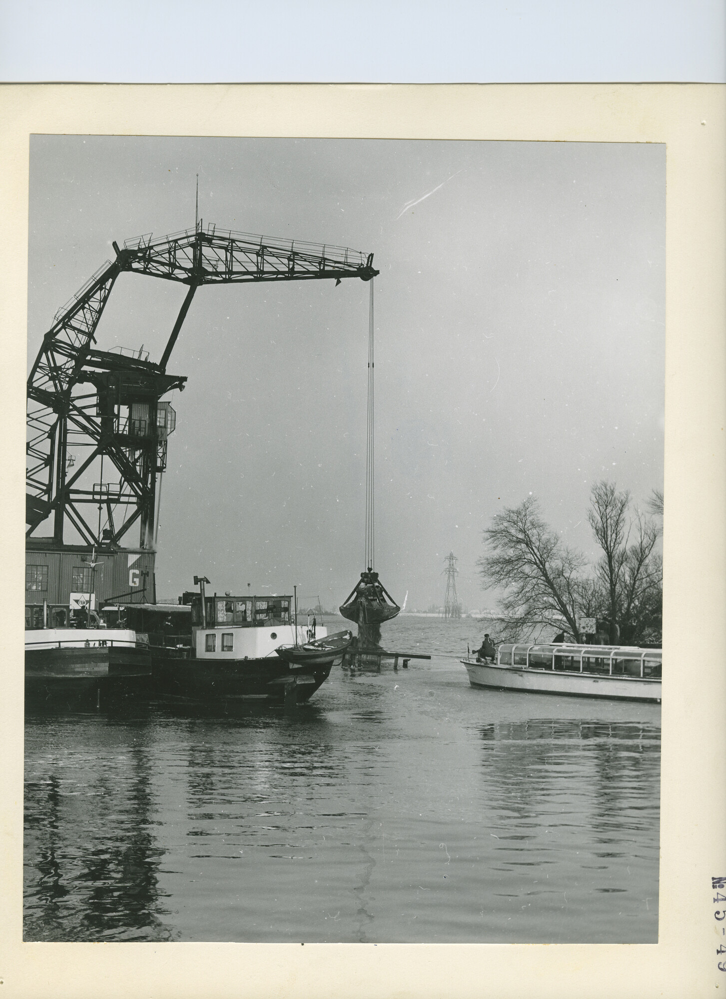 S.5444(3576)04; Foto van de hulpverlening door andere de NDSM; foto