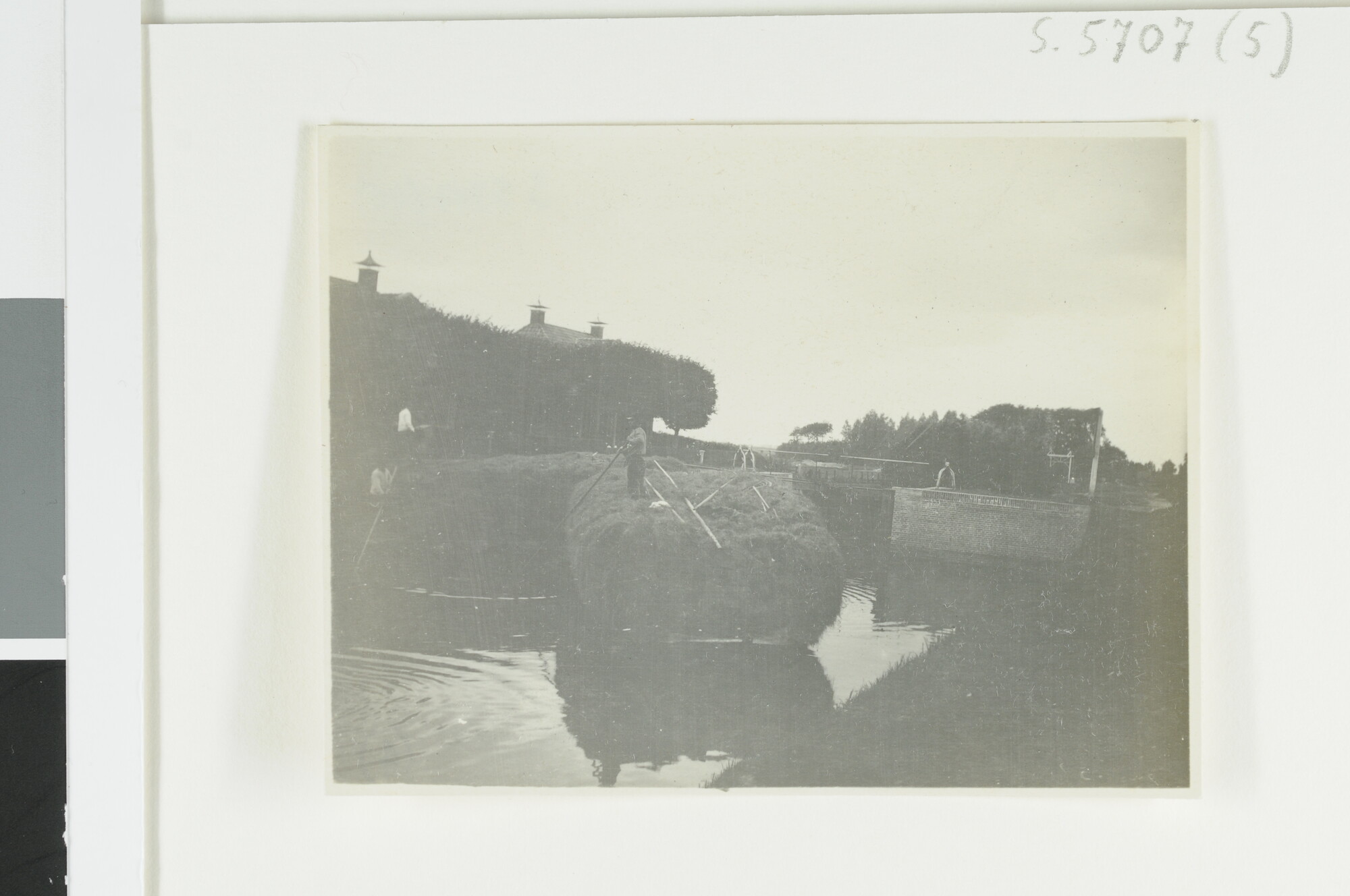 S.5707(05); Twaalf fotos genomen omstreeks 1925 tijdens een zeiltocht op de Zuiderzee en de Wadden [...]; fotoreportage