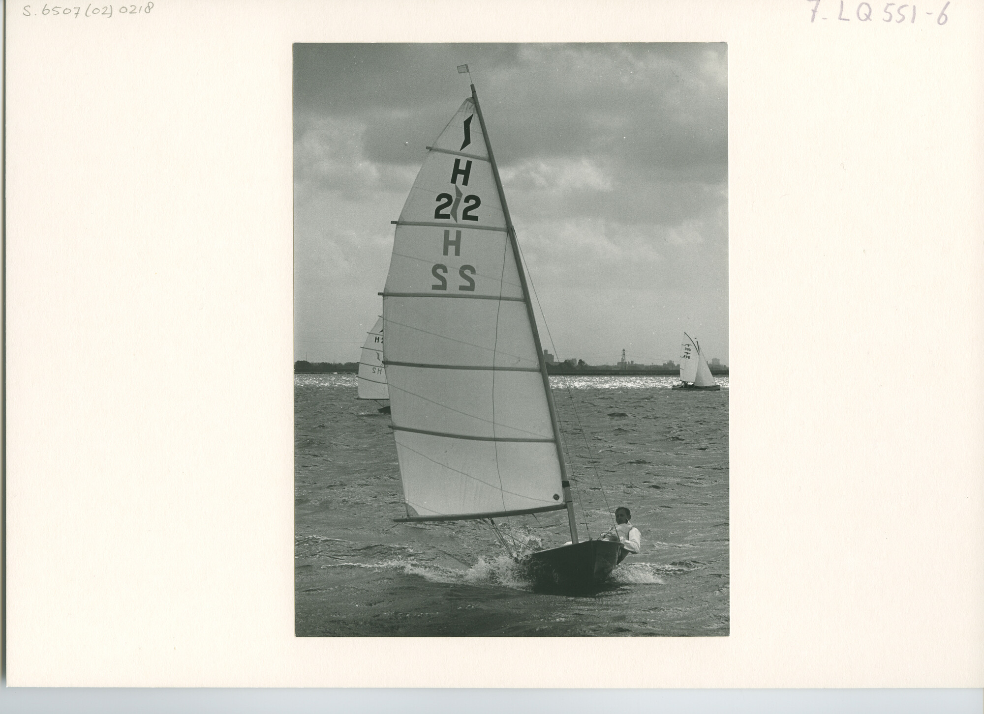 S.6507(02)0218.02; Zwart-wit foto van de Solo Swallow (Schakenbos) en 32 (Passe Partout); foto