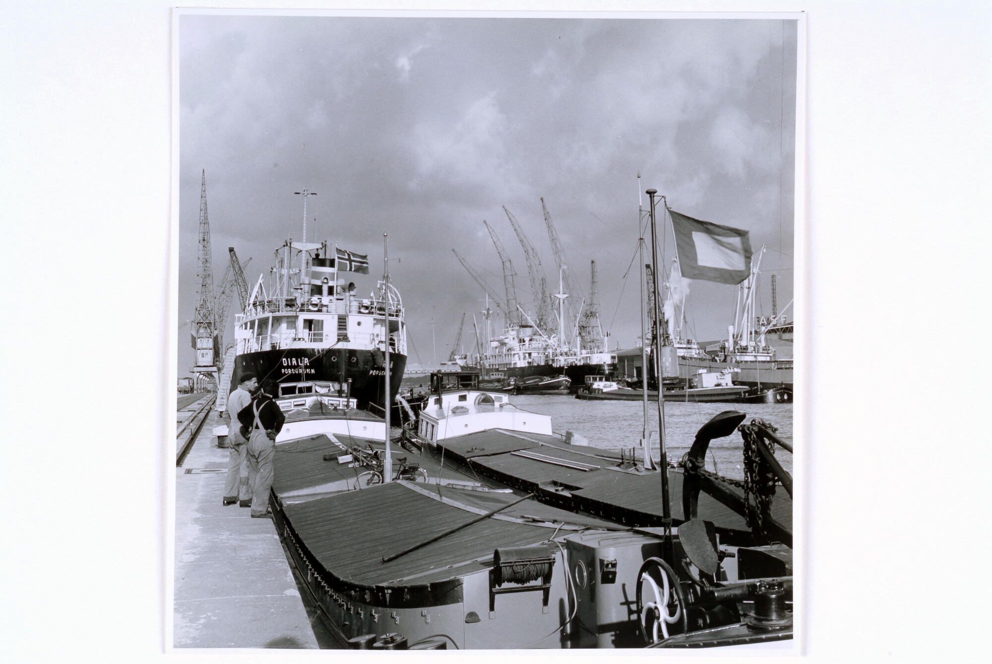 1998.0171; Zwart-wit foto met gezicht op de Coenhaven in Amsterdam; foto