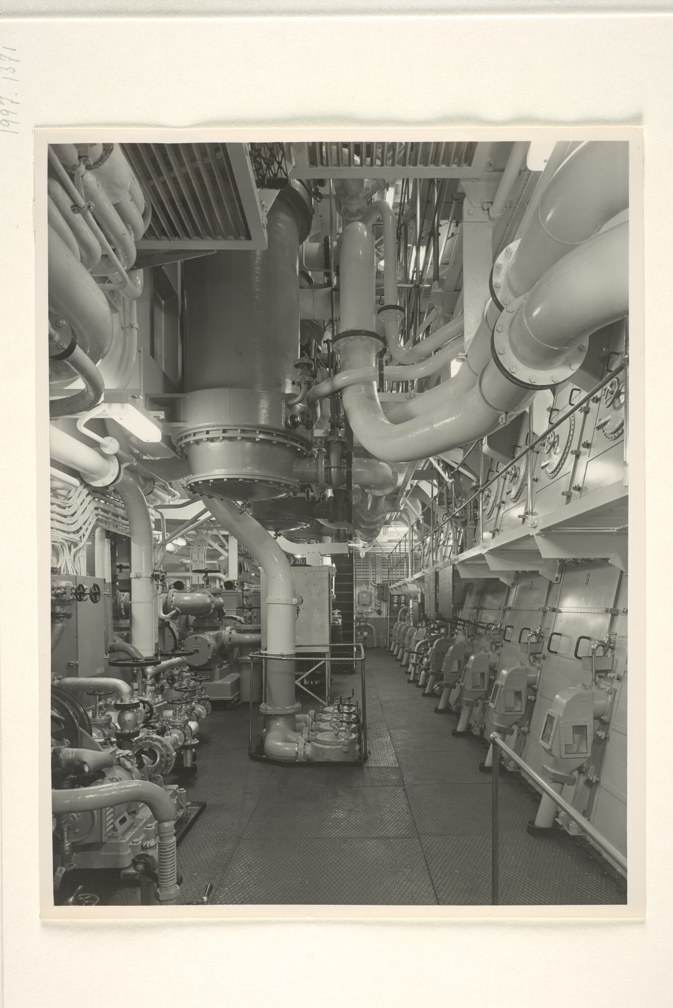 1997.1371; Foto's van de machinekamer van het vrachtschip ms. Straat Bali van de KJCPL; fotoreportage