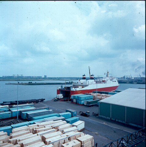 S.9100(8667); Dia Ro-Ro terminal VCK: 'Trans Germania' voor de wal; diapositief
