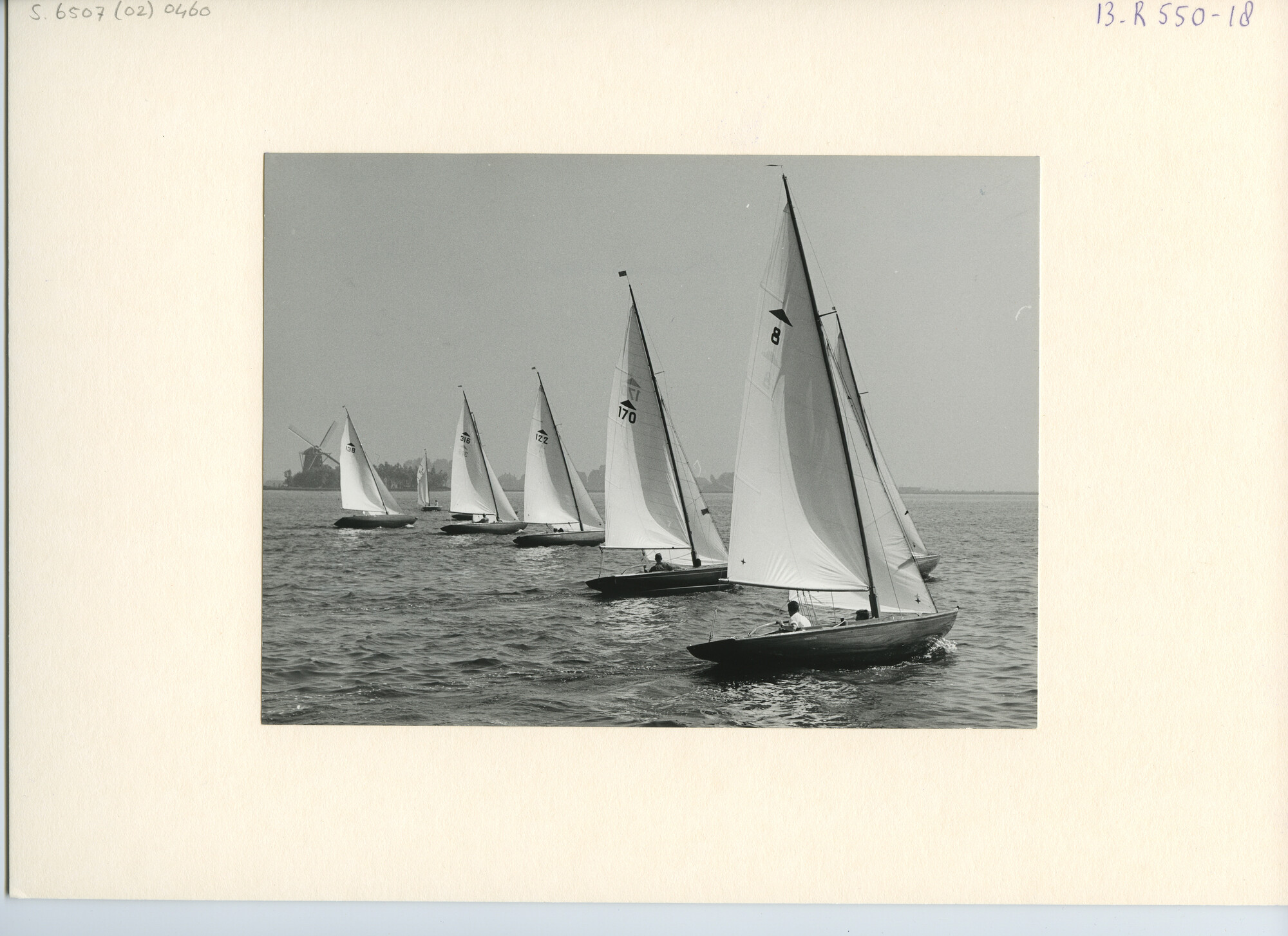 S.6507(02)0460.02; Zwart-wit foto van de Pampus-klasse op het Braassemermeer; foto