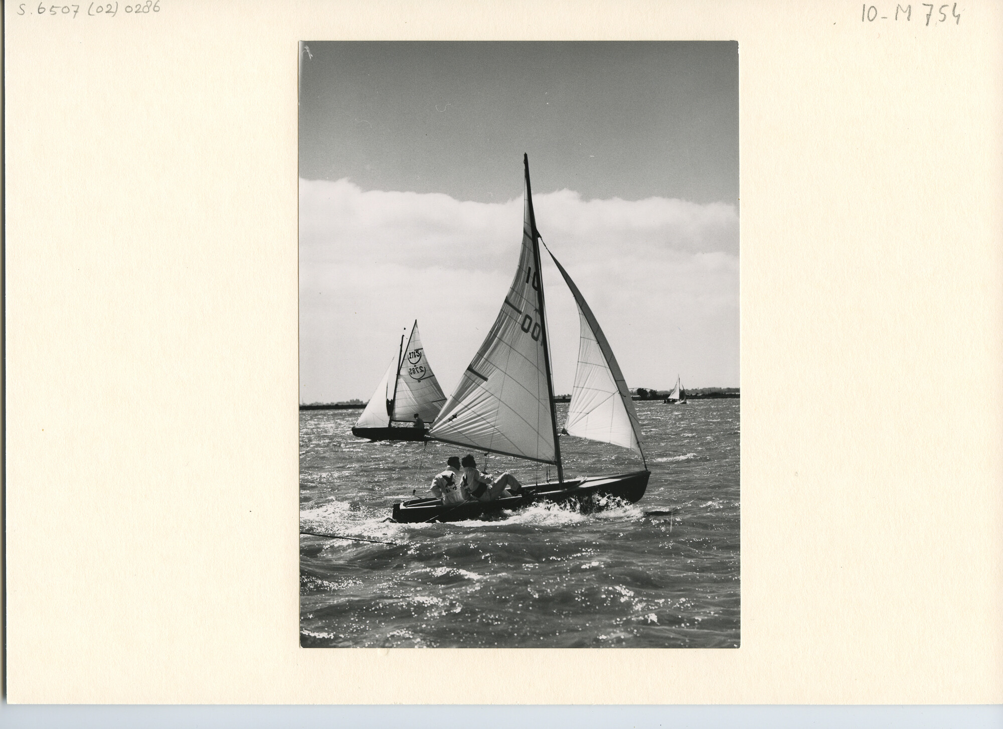 S.6507(02)0286.02; Zwart-wit foto van de Stern-klasse nummer 100 (Libel, Boeije) tijdens een wedstrijd op het Buiten IJ; foto