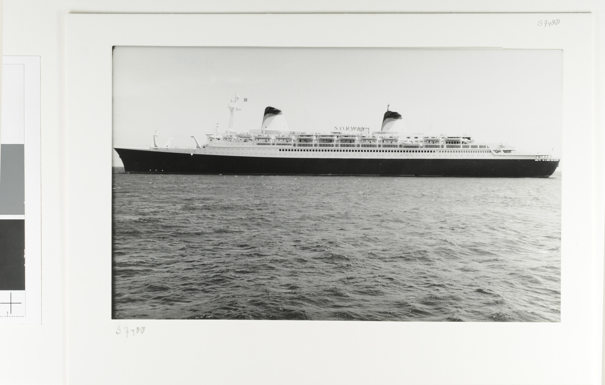 S.7488; Het Noorse cruiseschip ss. Norway (ex- France) van de Norwegian [...]; foto