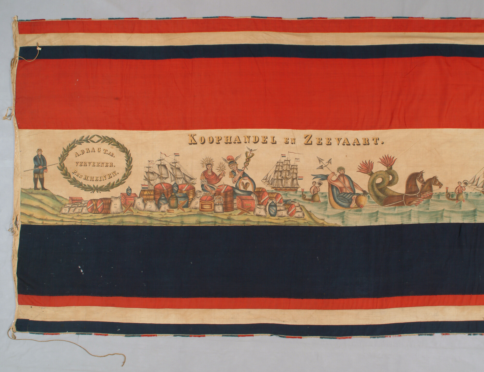A.1346; Feestvlag met zinnebeeldige voorstelling van landbouw, koophandel en zeevaart; vlag