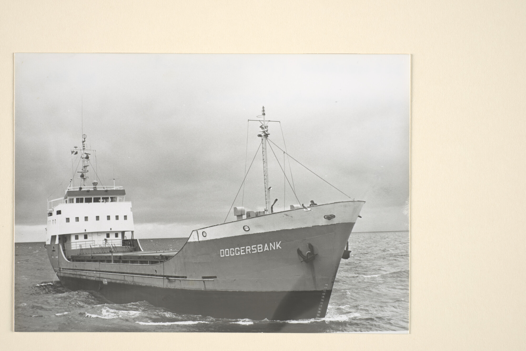 1996.2053; De coaster ms. Doggersbank van Pot Scheepvaartbedrijf te Delfzijl gezien op de Firth of Clyde [...]; foto