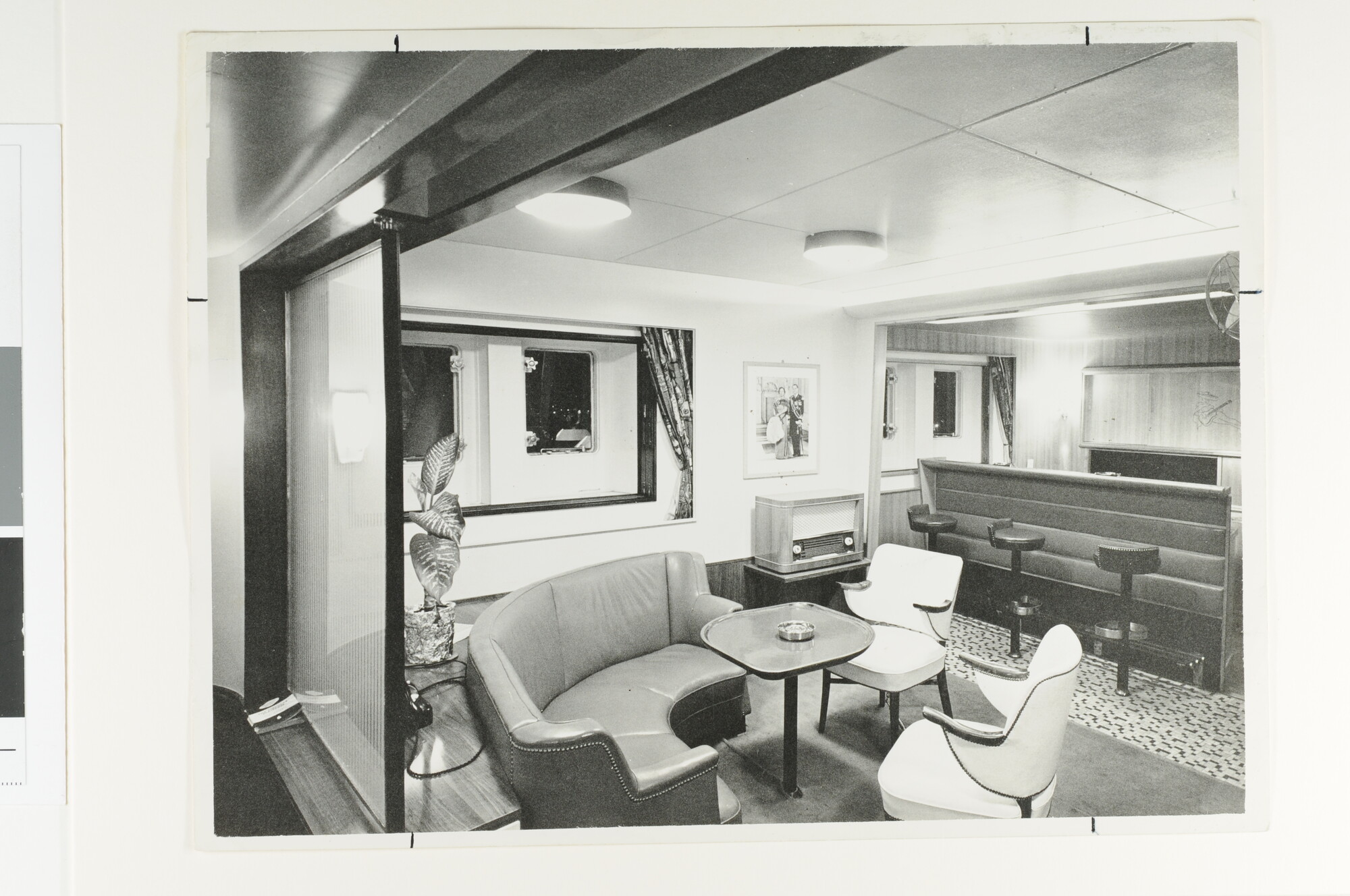 S.7032(030); Interieurfoto genomen aan boord van het vrachtschip ms. 'Loppersum' van de NV; foto