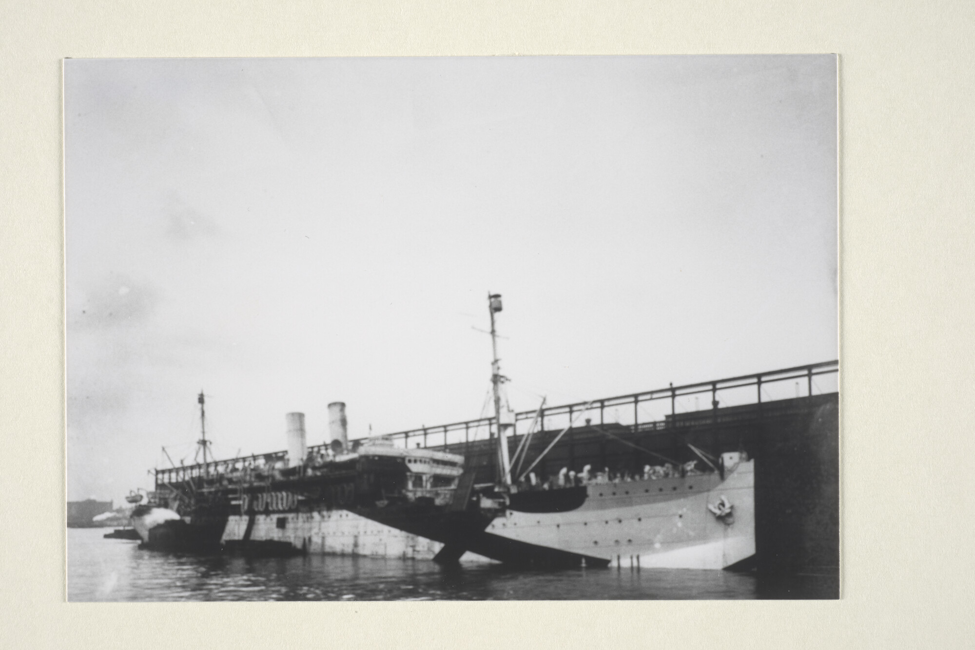 1997.4594; Het tot troepentransportschip omgebouwde passagiersschip Powhatan (ex- Hamburg van de HAPAG en hospitaalschip Red Cross) van de US Army ligt [...]; foto