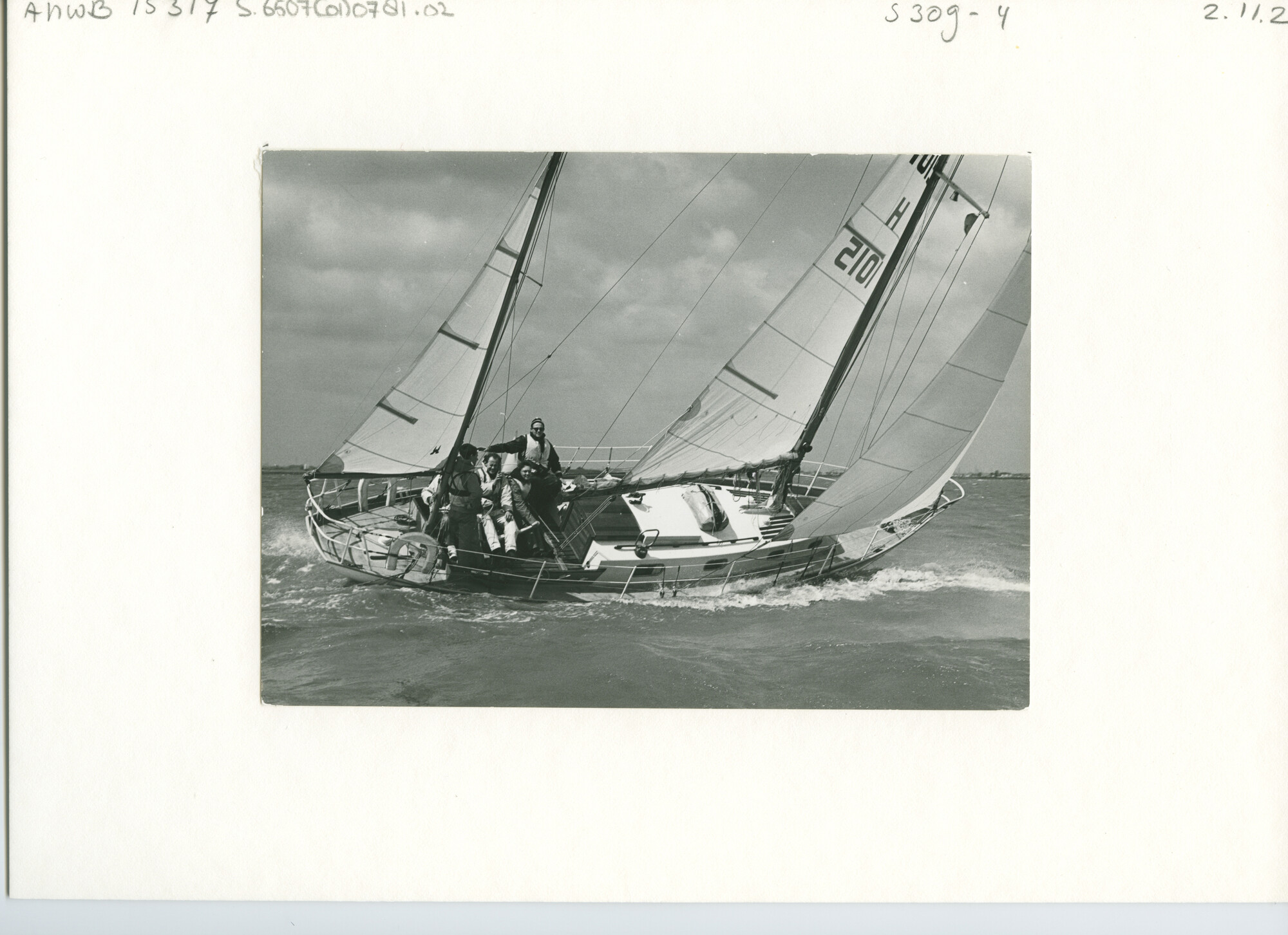 S.6507(01)0781.02; Foto van het Amerikaanse jacht Southern Star en H 1015 (Piranna) op het IJsselmeer tijdens een wedstrijd van Zeilvereeniging Het IJ; foto