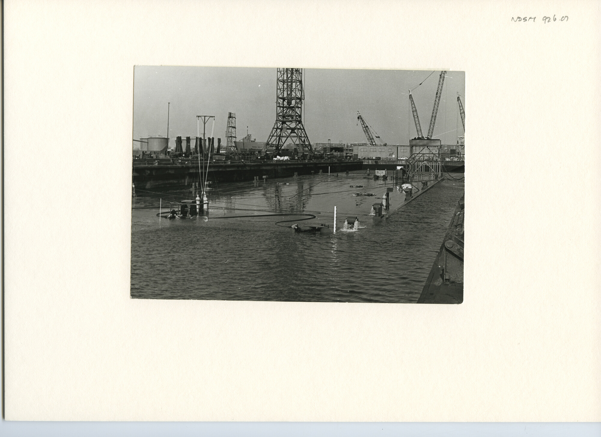 S.5444(2998)2; Afzinkproef met de afzinkbare offshorebak Petrola LX bij de NDSM; foto