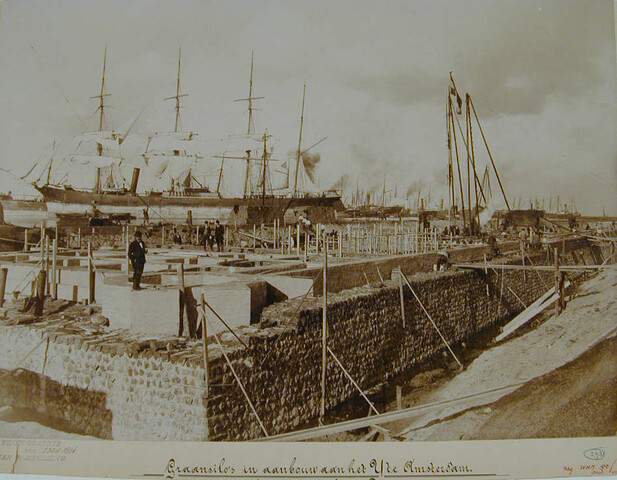 S.1156(06)118; De Westerdoksdijk te Amsterdam, met de bouwput voor de graansilo's, waarin het heiwerk is begonnen; foto