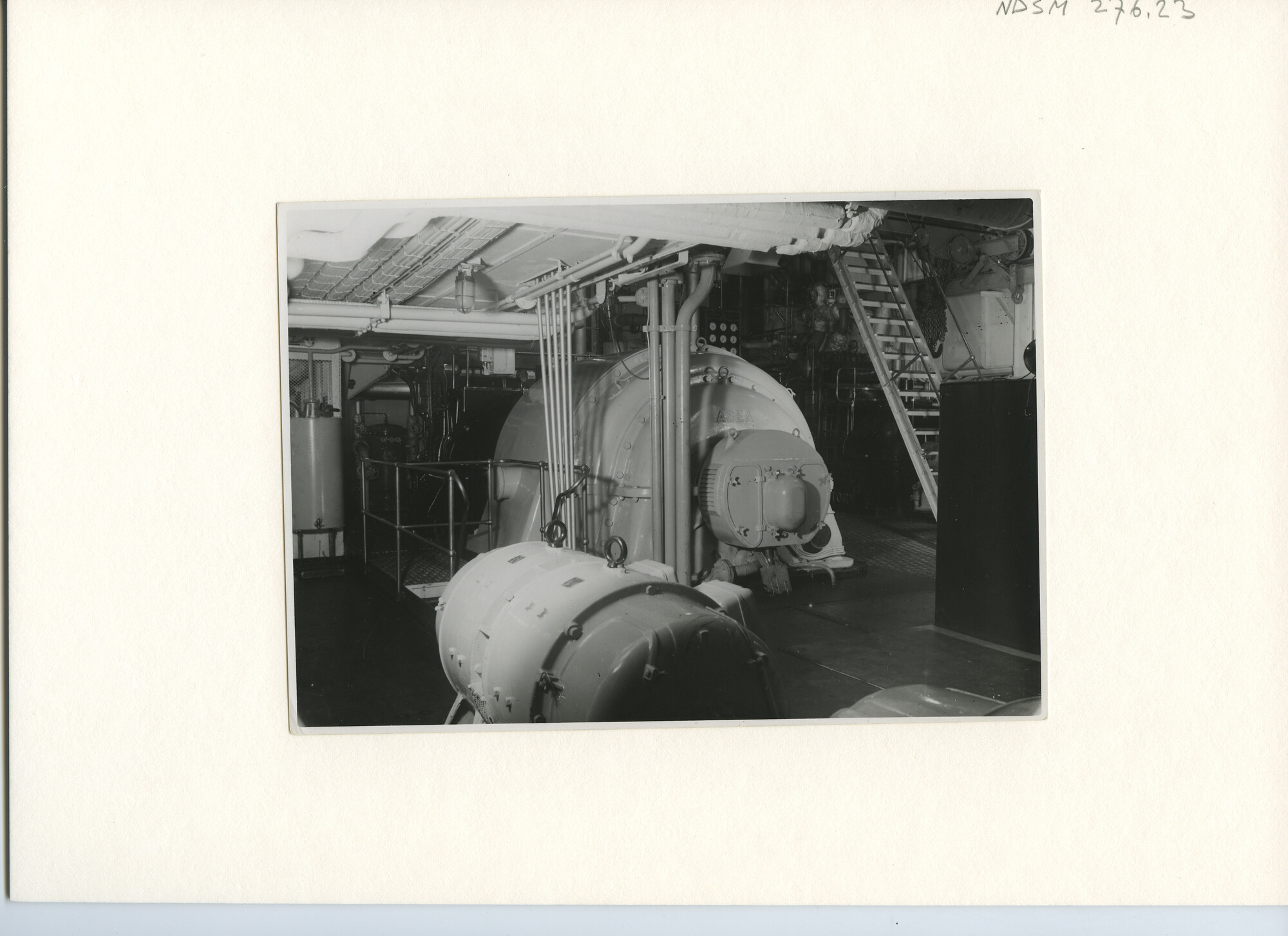 S.5444(1518)13; Interieurfoto van de machinekamer van het passagiersschip tes Viacheslav Molotov; foto