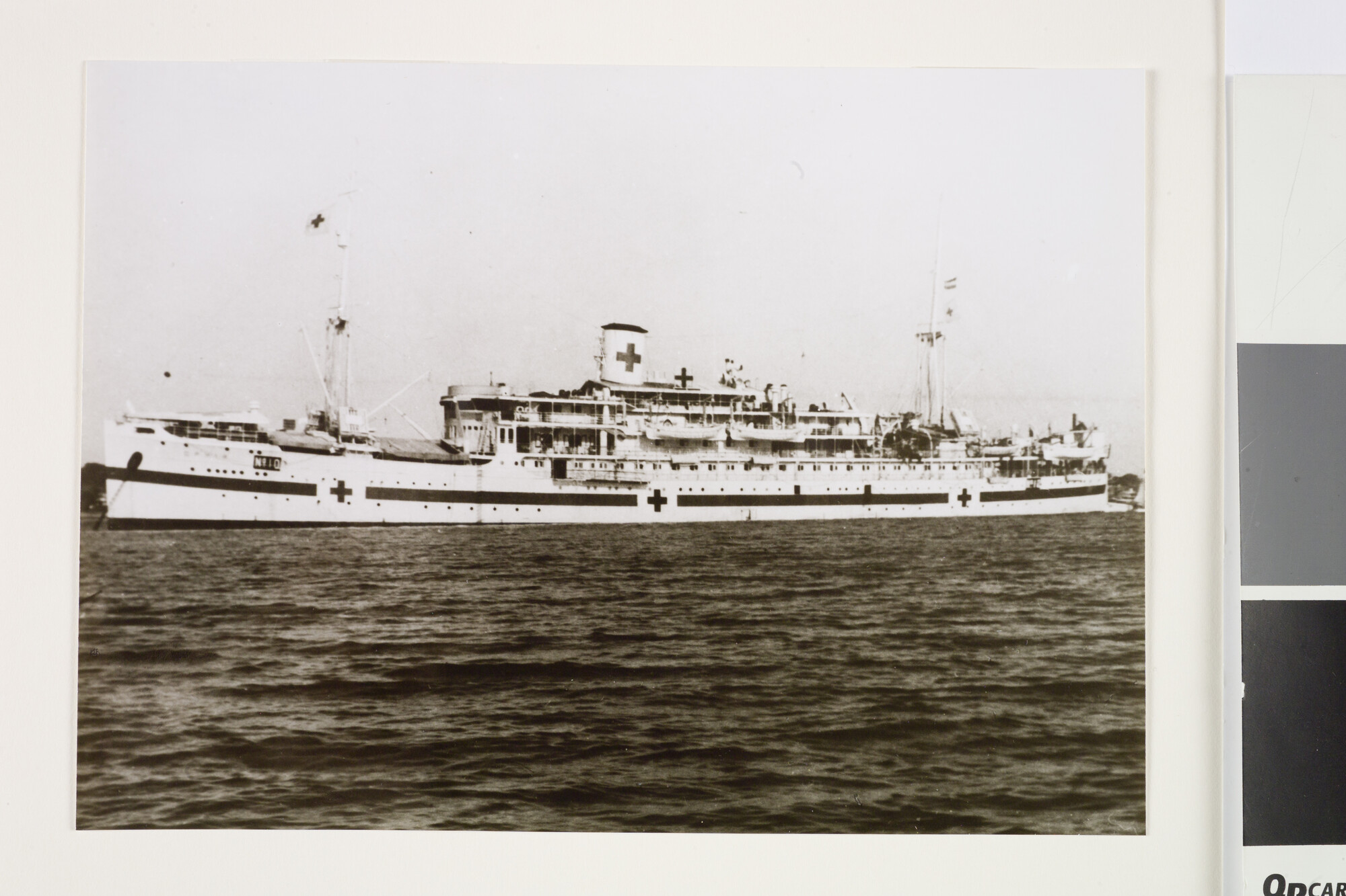 1996.3108; Het passagiersschip ss. 'Ophir' van de Rotterdamsche Lloyd, omgebouwd als hospitaalschip, tijdens de Eerste Wereldoorlog; foto