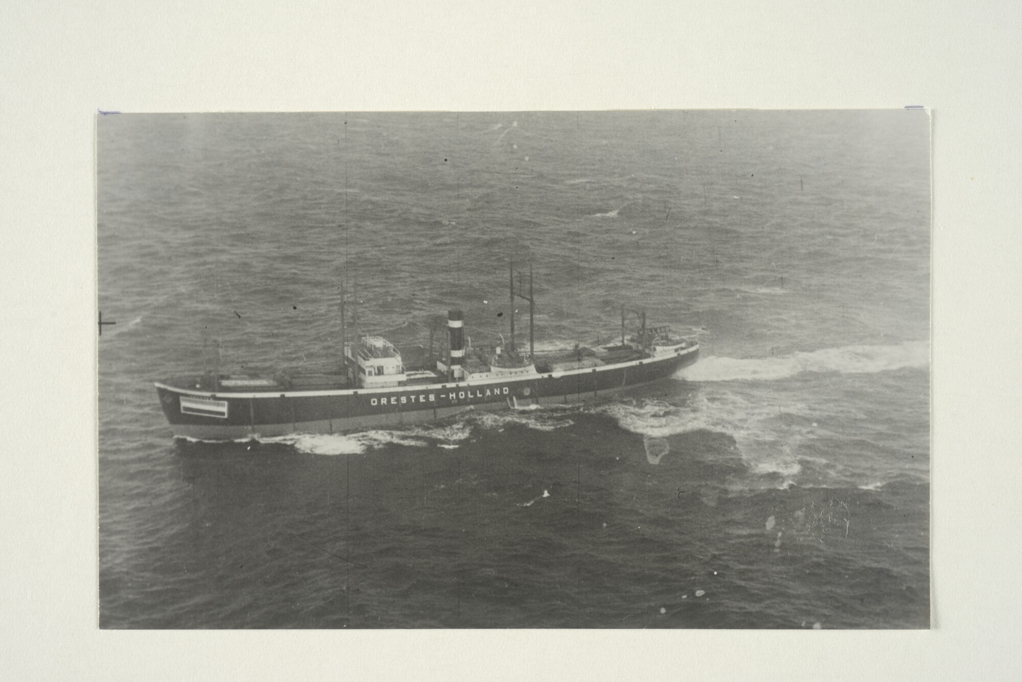 2000.3376; Luchtfoto van het vrachtschip ss. 'Orestes' van de KNSM, voorzien van neutraliteitskenmerken, gezien op volle zee; foto