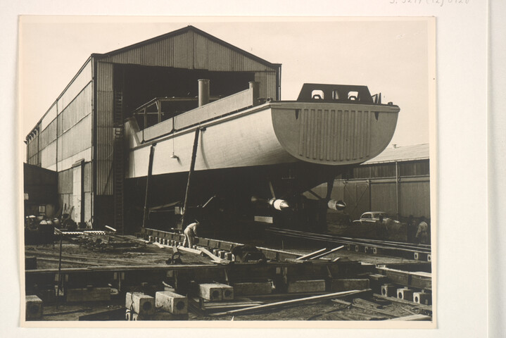 S.5219(12)0126; Foto's van de onder MDAP-voorwaarden gebouwde houten kustmijnenveger Hr.Ms. 'Venlo' (M 817) bij de ASM; fotoreportage