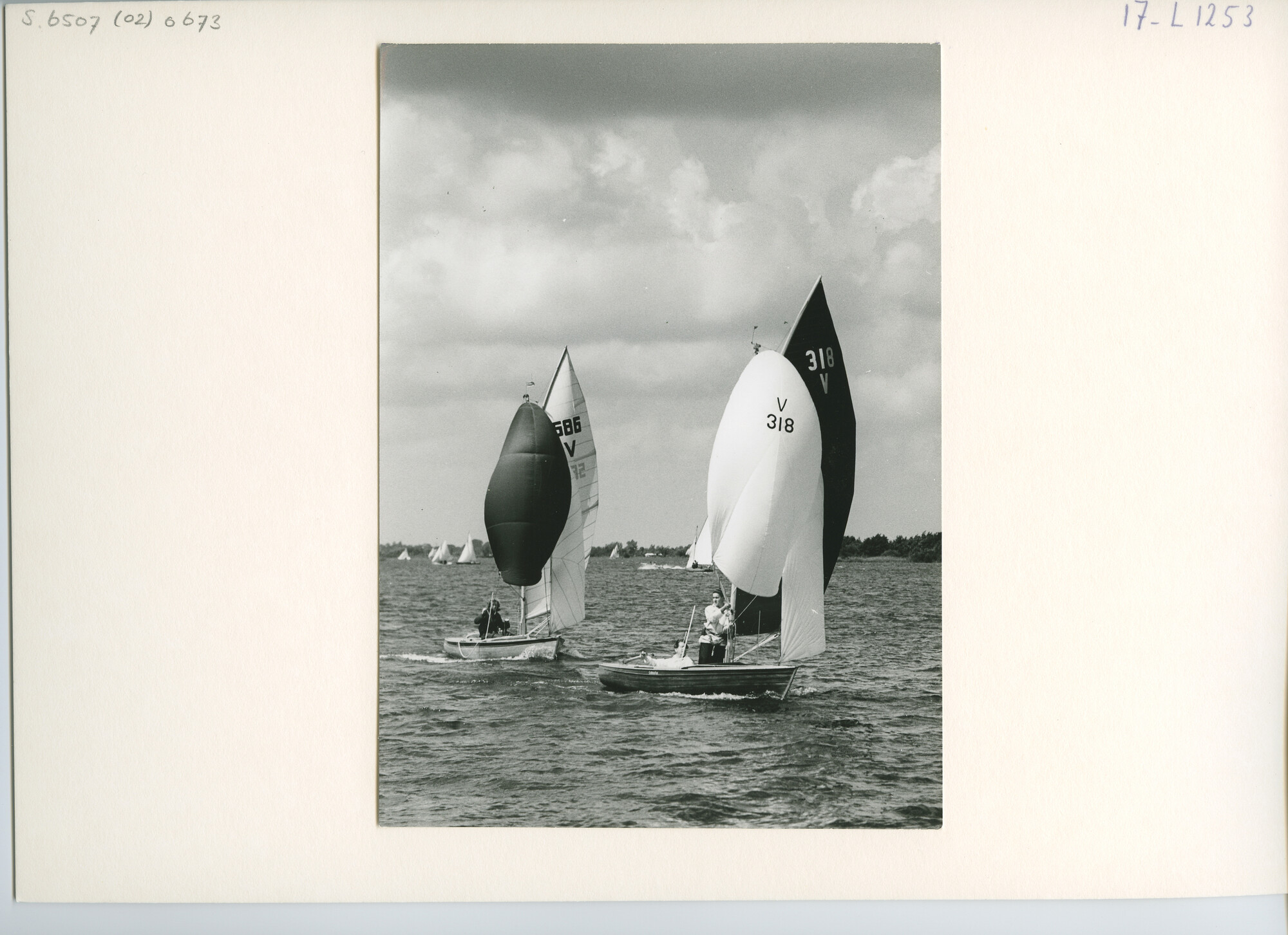 S.6507(02)0673.04; Zwart-wit foto van de Nieuw Loosdrechtweek 1958: de Vrijheidsklasse; foto