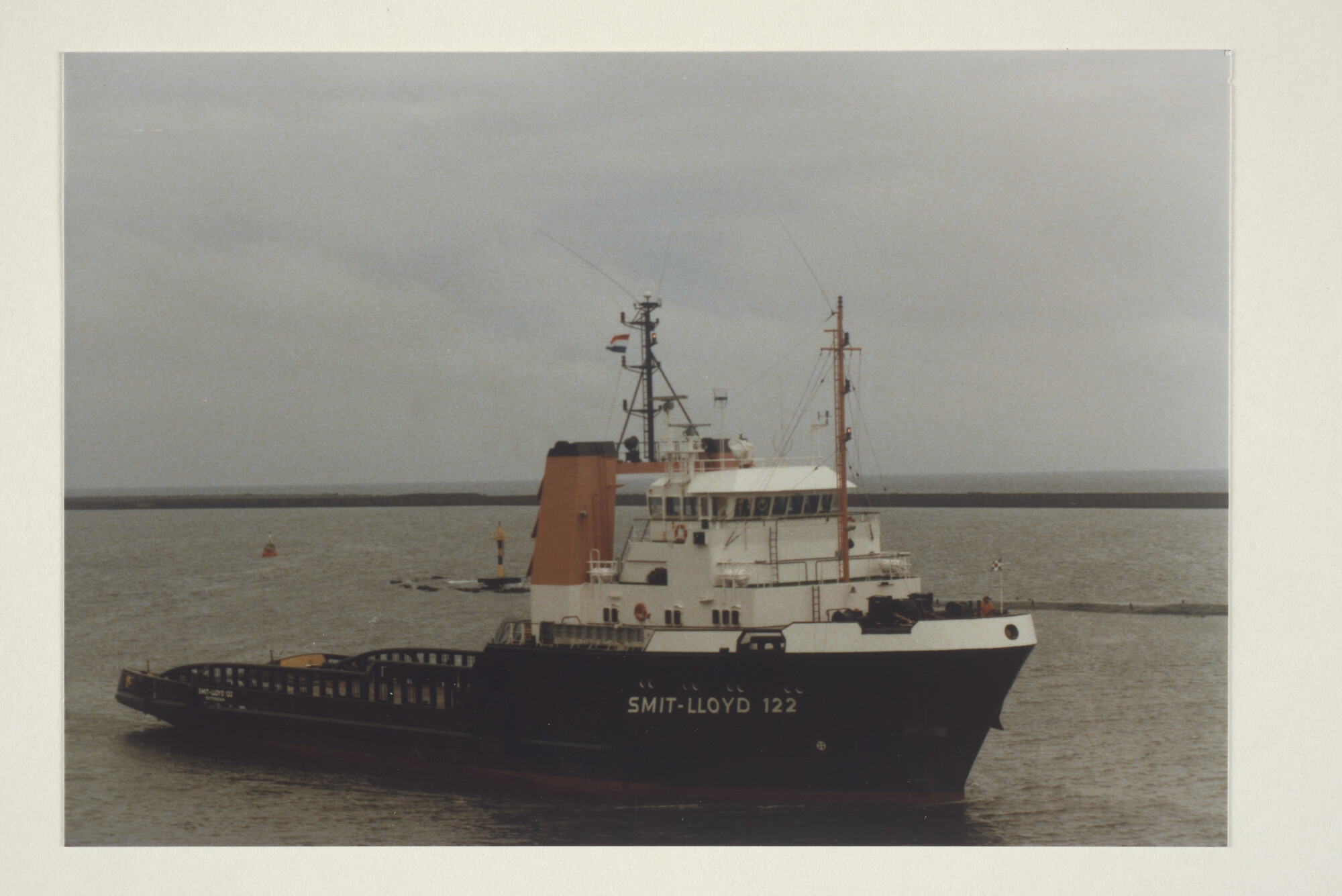 1997.4686; Kleurenfoto van het bevoorradingsschip 'Smit Lloyd 122' van Smit Lloyd BV; foto