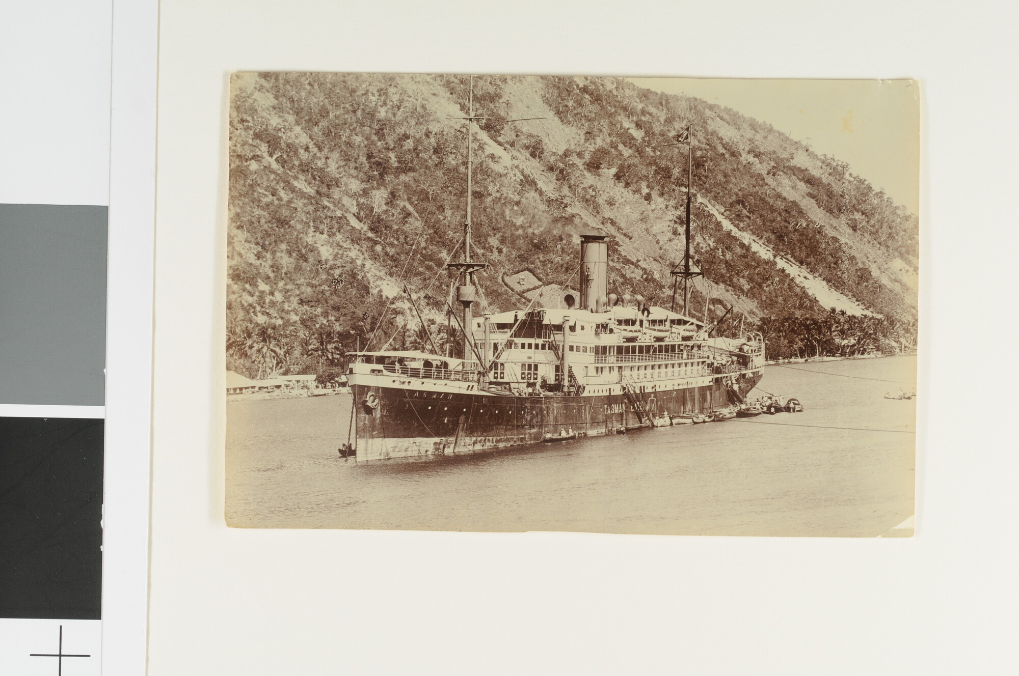 S.4426(030); Het ss. 'Tasman' van de KPM ligt afgemeerd in de baai van Gorontalo; foto