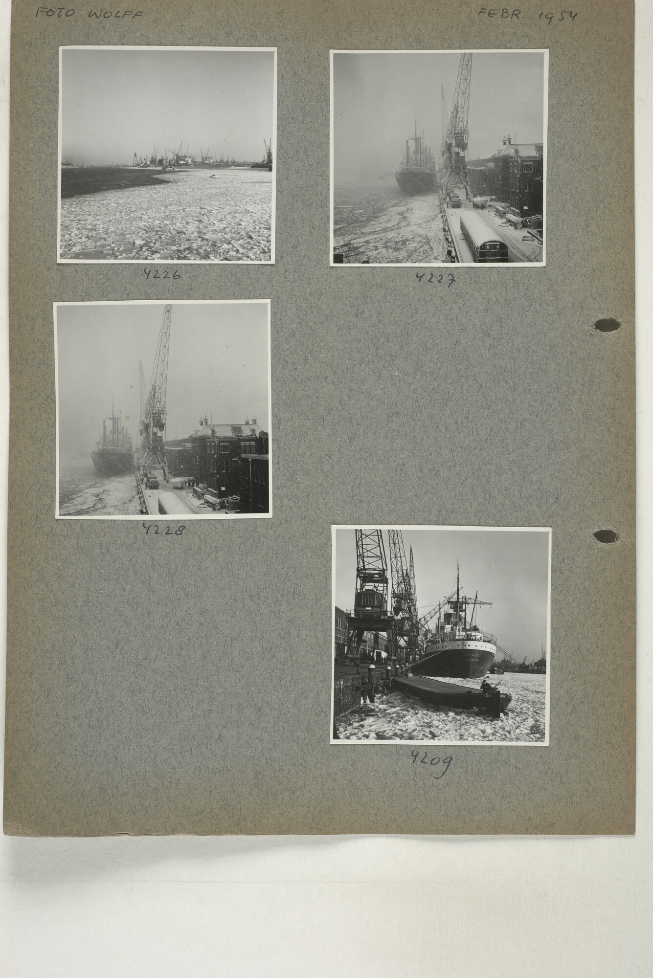 1998.2182; Omslag (voorheen ordner) met een grote hoeveelheid proef foto's van de haven en de stad van Amsterdam; omslag