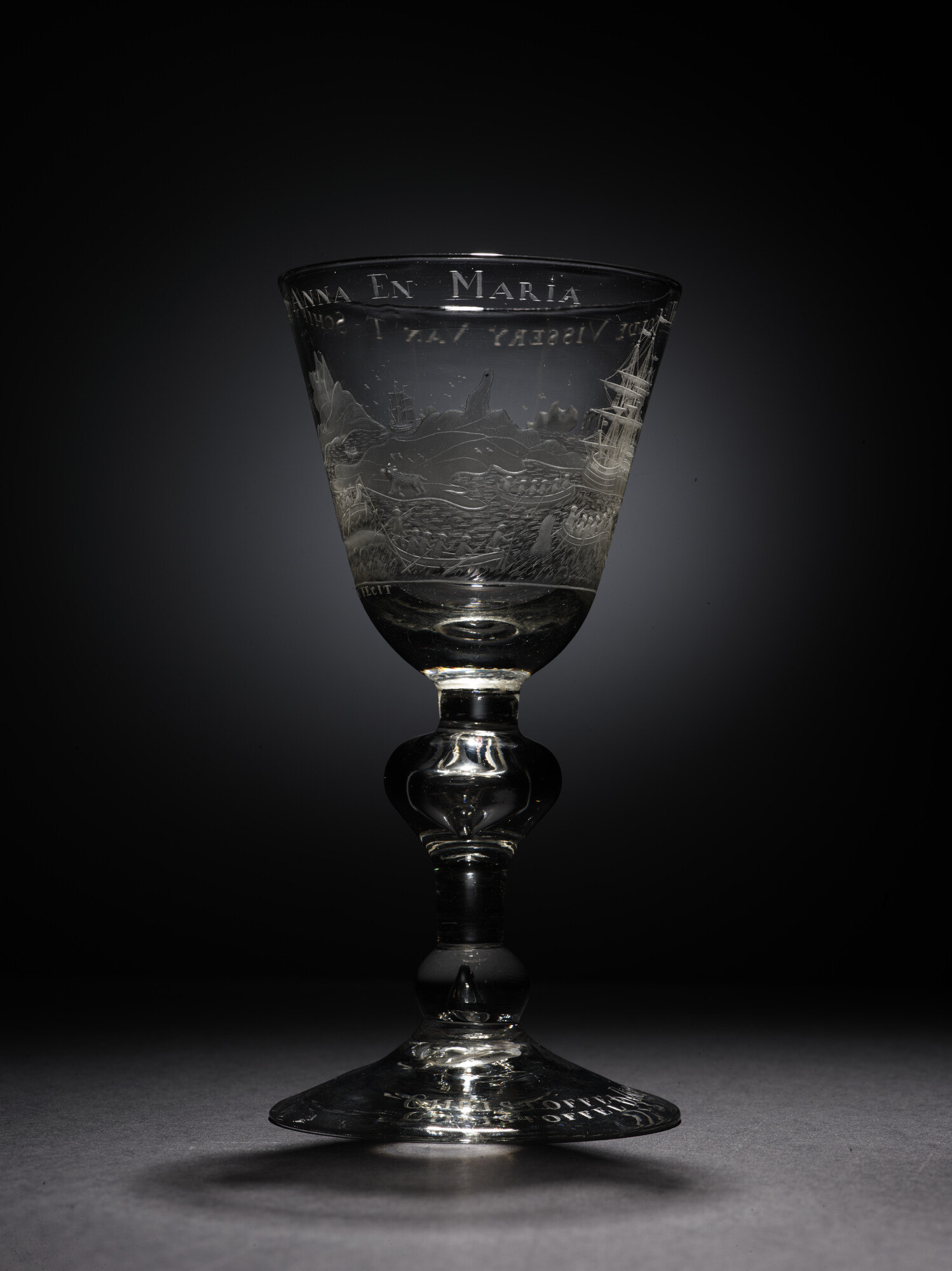 2020.0003; Bokaal met radgravure van een voorstelling van de walvisvaart en opschrift 'De goede visserij van 't schip de Anna en Maria'; drinkglas