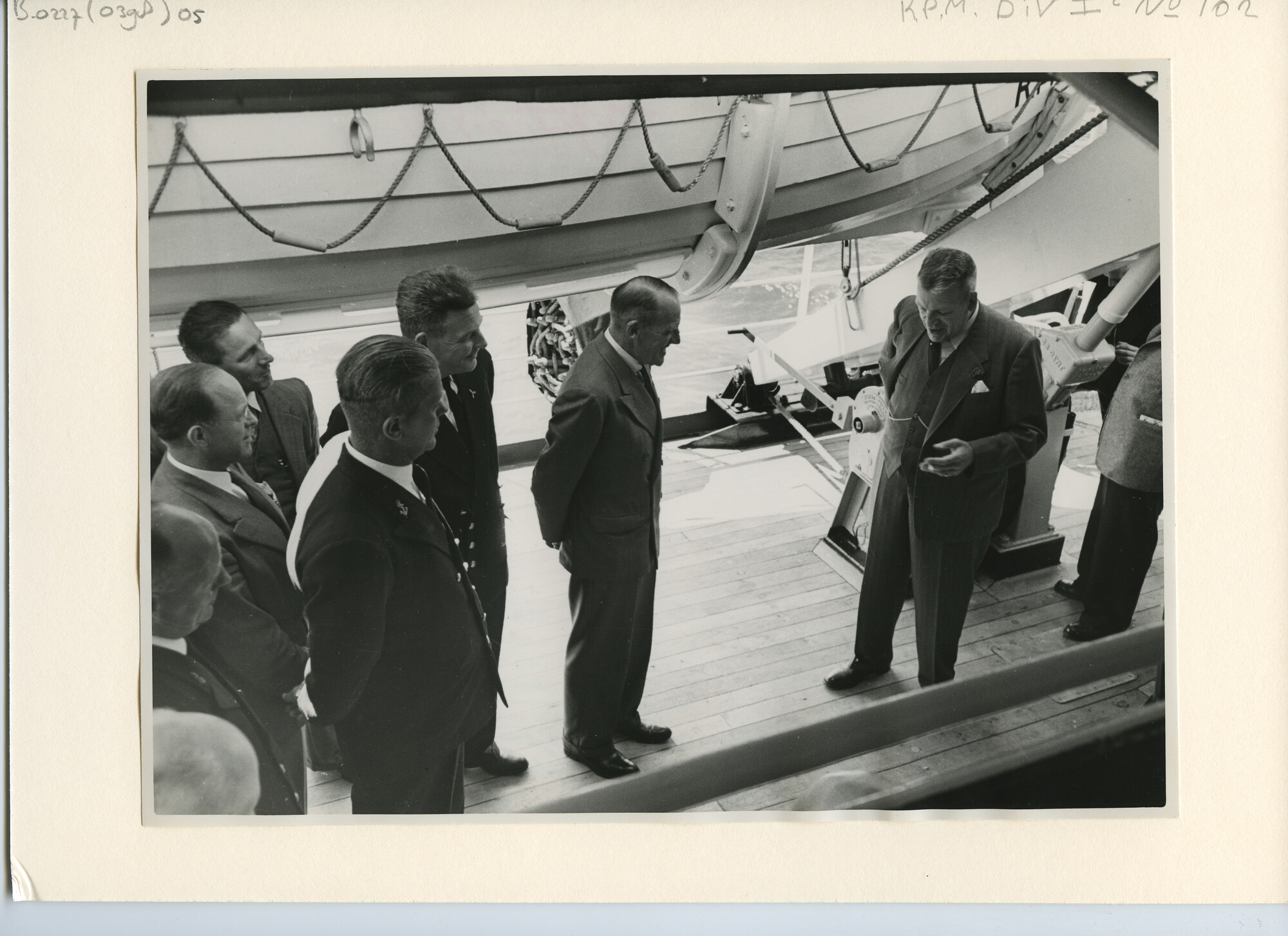 B.0227(0398)05; Foto van de overdracht van ms. Siberoet door de werf aan de KPM; foto