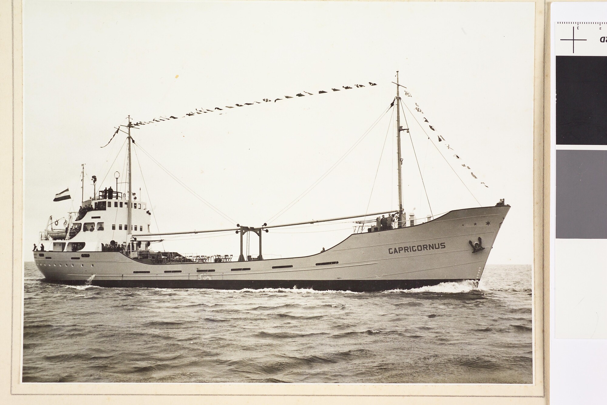 2001.2599; De kustvaarder ms. 'Capricornus' varende op zee, gezien aan stuurboordszijde; waarschijnlijk tijdens de proefvaart en overdracht; foto