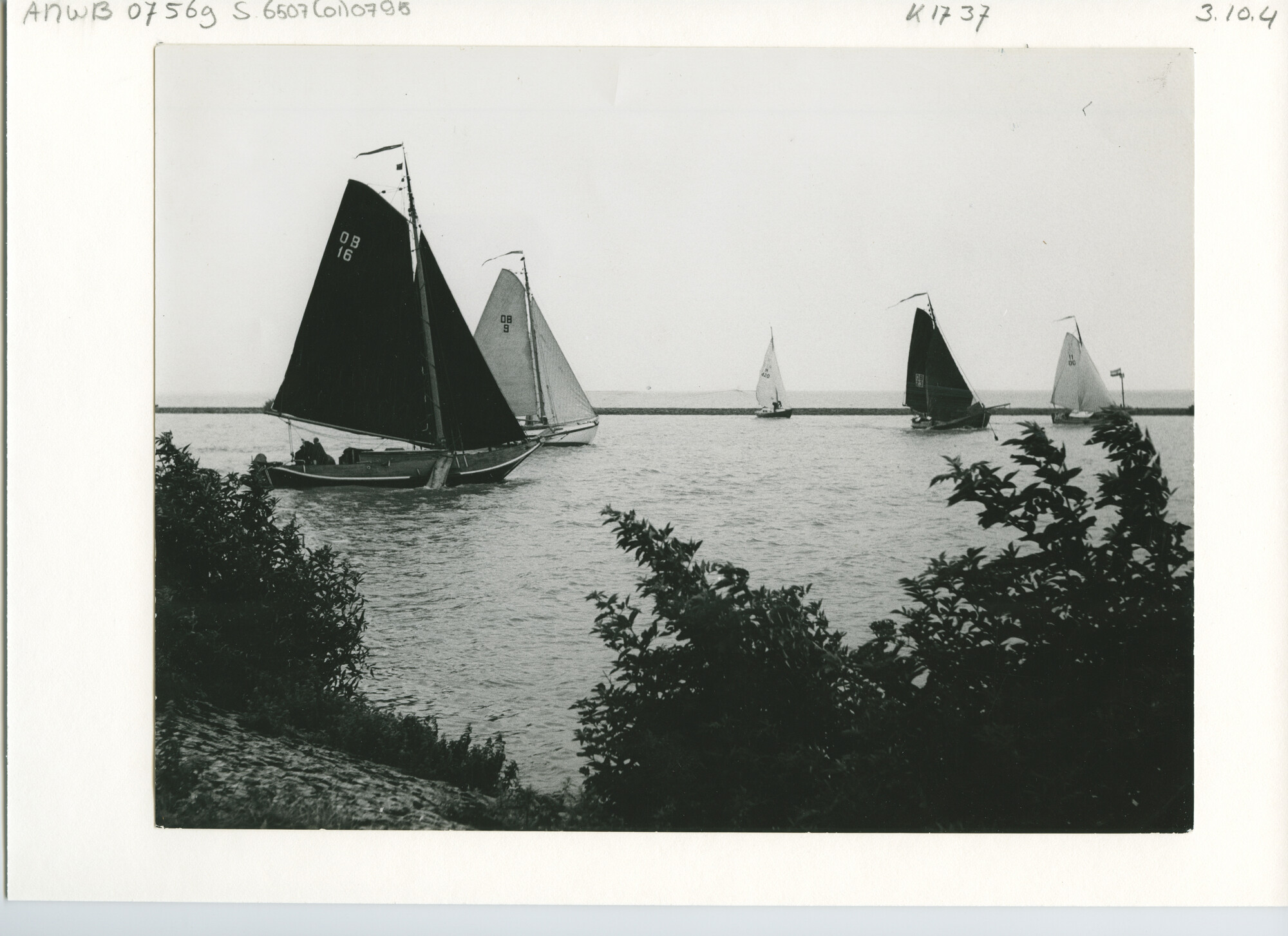 S.6507(01)0795; Ronde en Platbodemjachten bij de start van de Flevorace 1957 in het Krabbersgat bij Enkhuizen [...]; foto