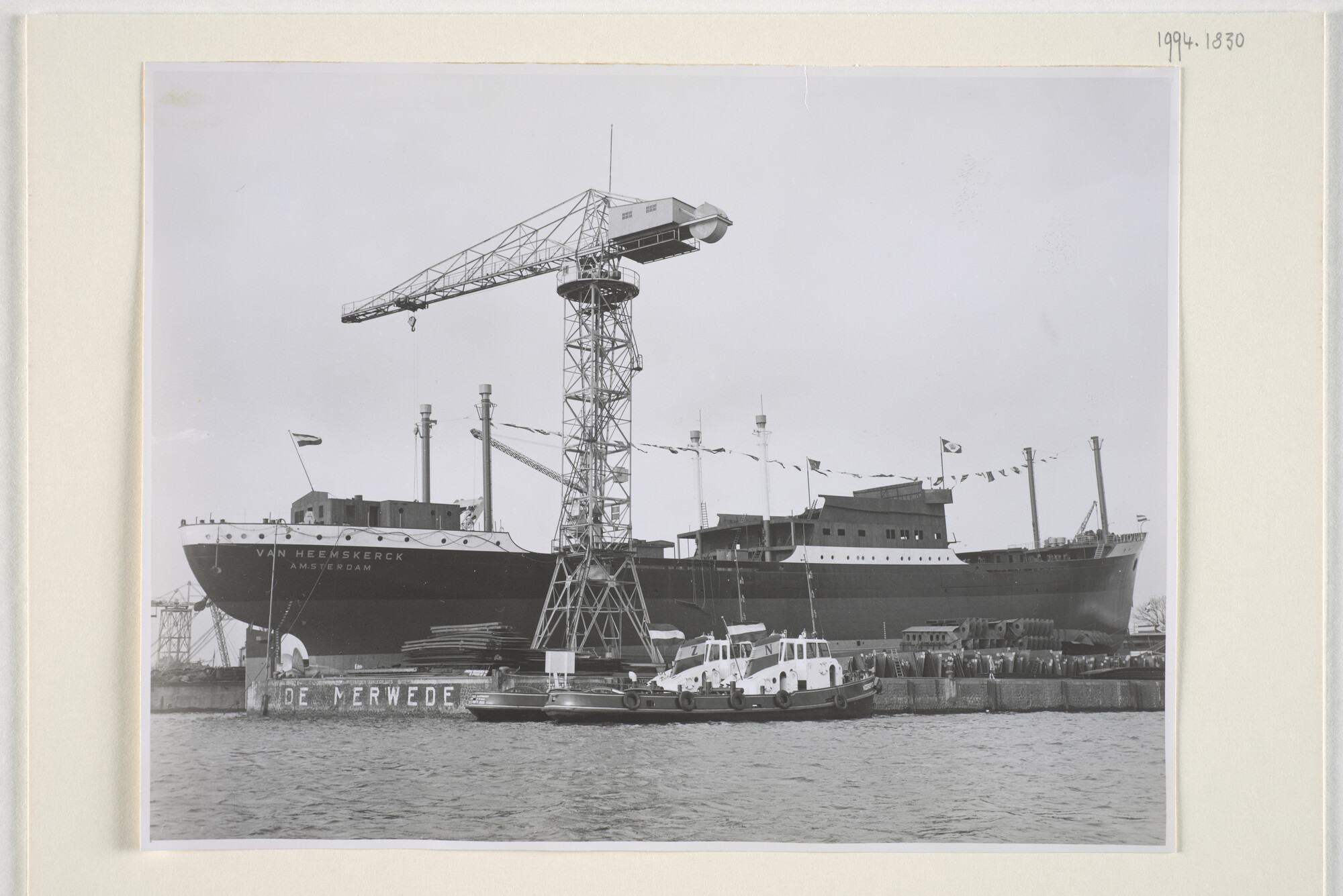 1994.1830; Foto's van de tewaterlating van ms. 'Van Heemskerck' van de KPM bij de Scheepswerf 'De Merwede' NV; fotoreportage