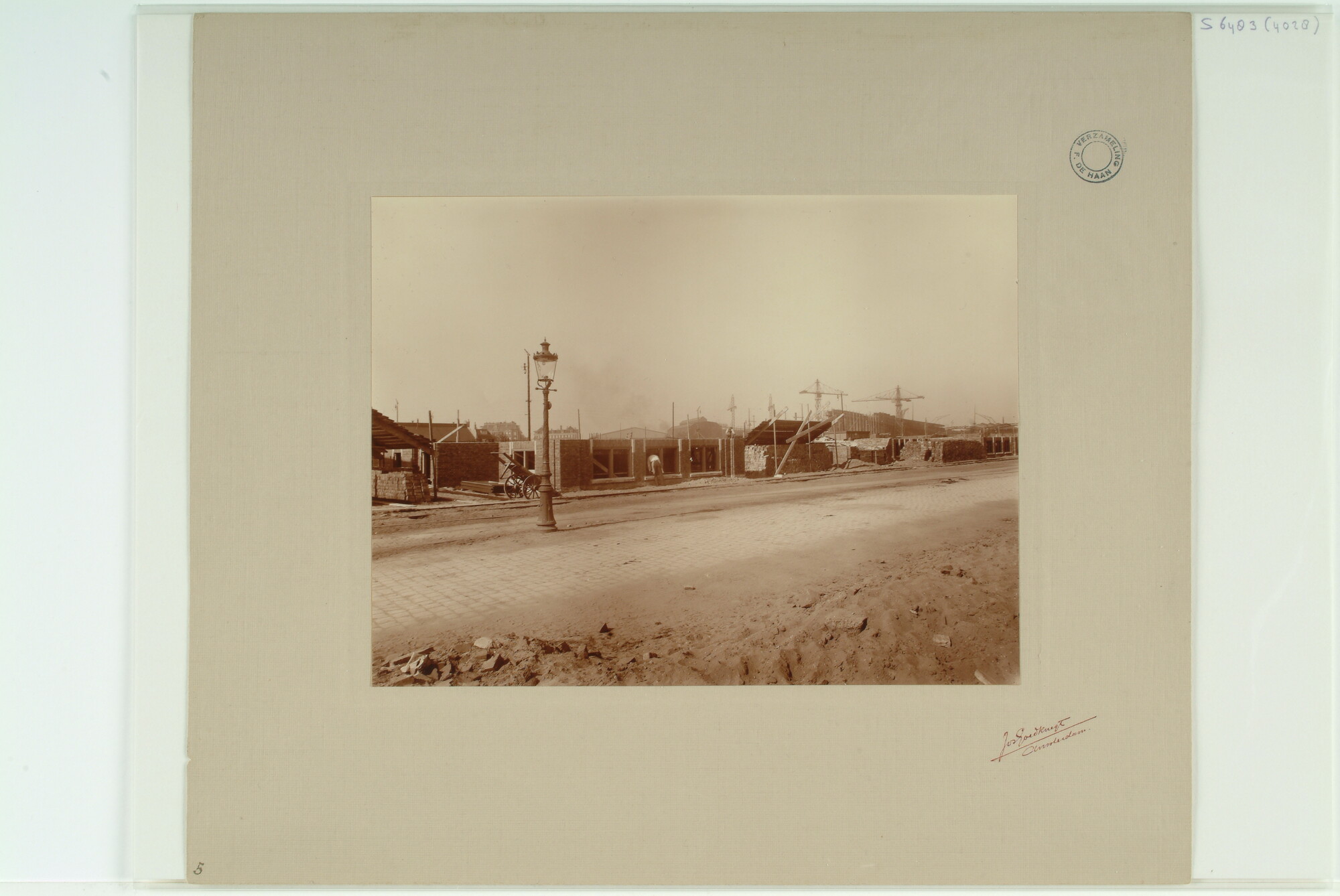 S.6483(4028); 'Basement Lloyd Hotel Oostelijke Handelskade van de Koninklijke Hollandsche Lloyd.' Het Lloyd Hotel te Amsterdam in aanbouw [...]; foto