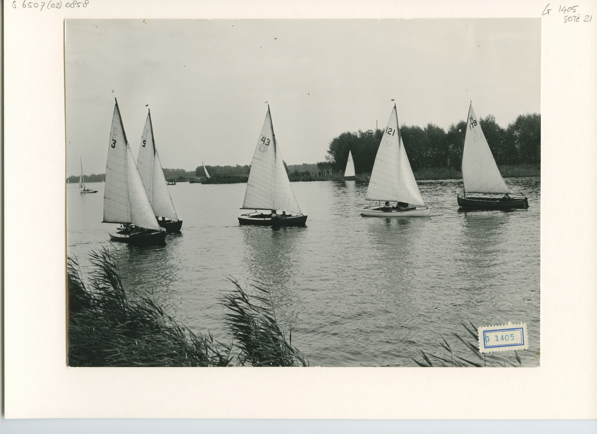 S.6507(02)0858; Zwart-wit foto van een wedstrijd voor de Jeugdklasse op de Nieuwe Meer en het Braassemermeer; foto