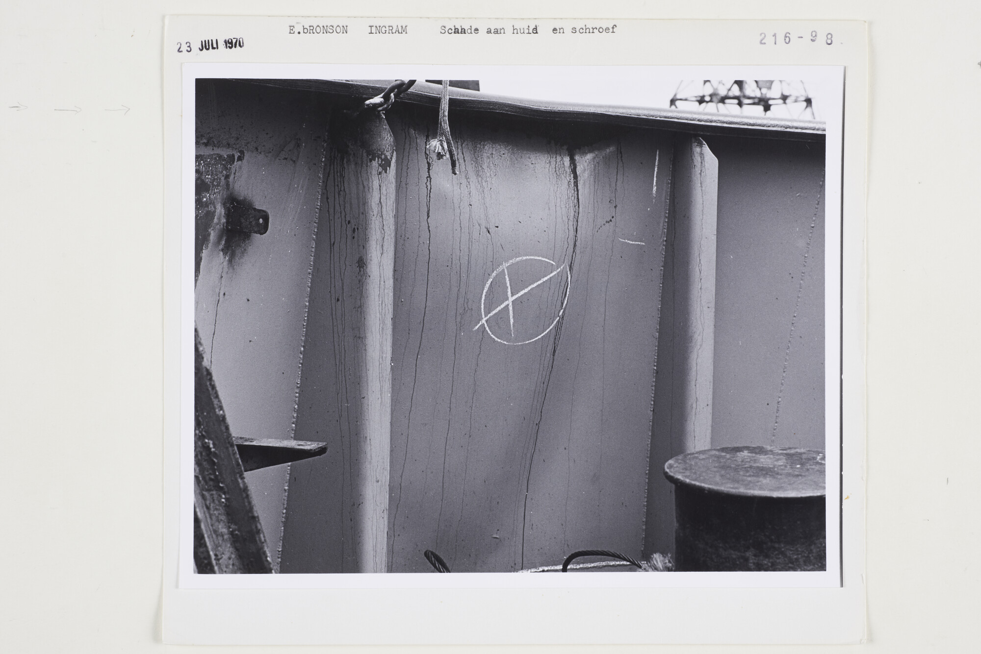 S.5444(5147)11; Foto van de schade aan huid en schroef van de sleepboot E. Bronson Ingram; foto