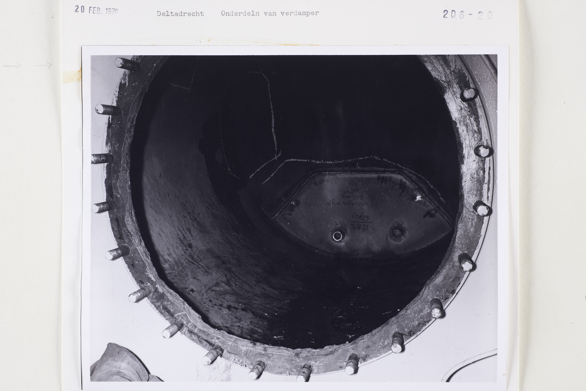 S.5444(5093)8; Foto van schade aan de verdamper van de bulkcarrier ms. Deltadrecht van Phs. van Ommeren; foto