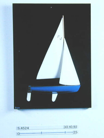 S.4524; Halfmodel van een Flying Junior klasse; scheepsmodel