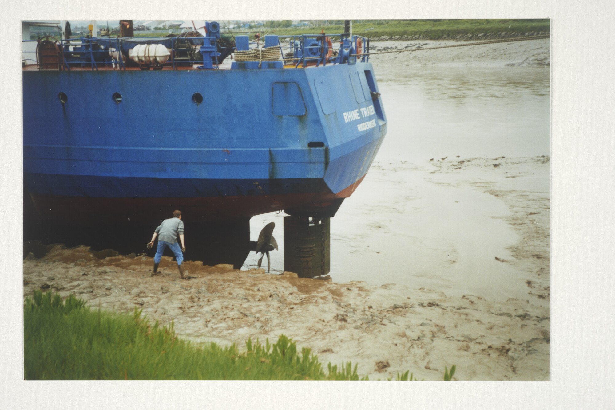 2001.1306; Kleurenfoto van Kapitein Olke Uhlenbeck die schroef en roer inspecteert van [...]; foto