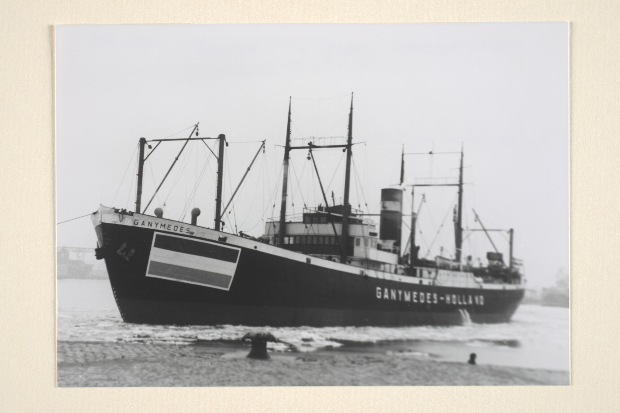 1995.6692; ReproductieFoto's van de aankomst van het vrachtschip ss. Ganymedes van de KNSM in Rotterdam; fotoreportage