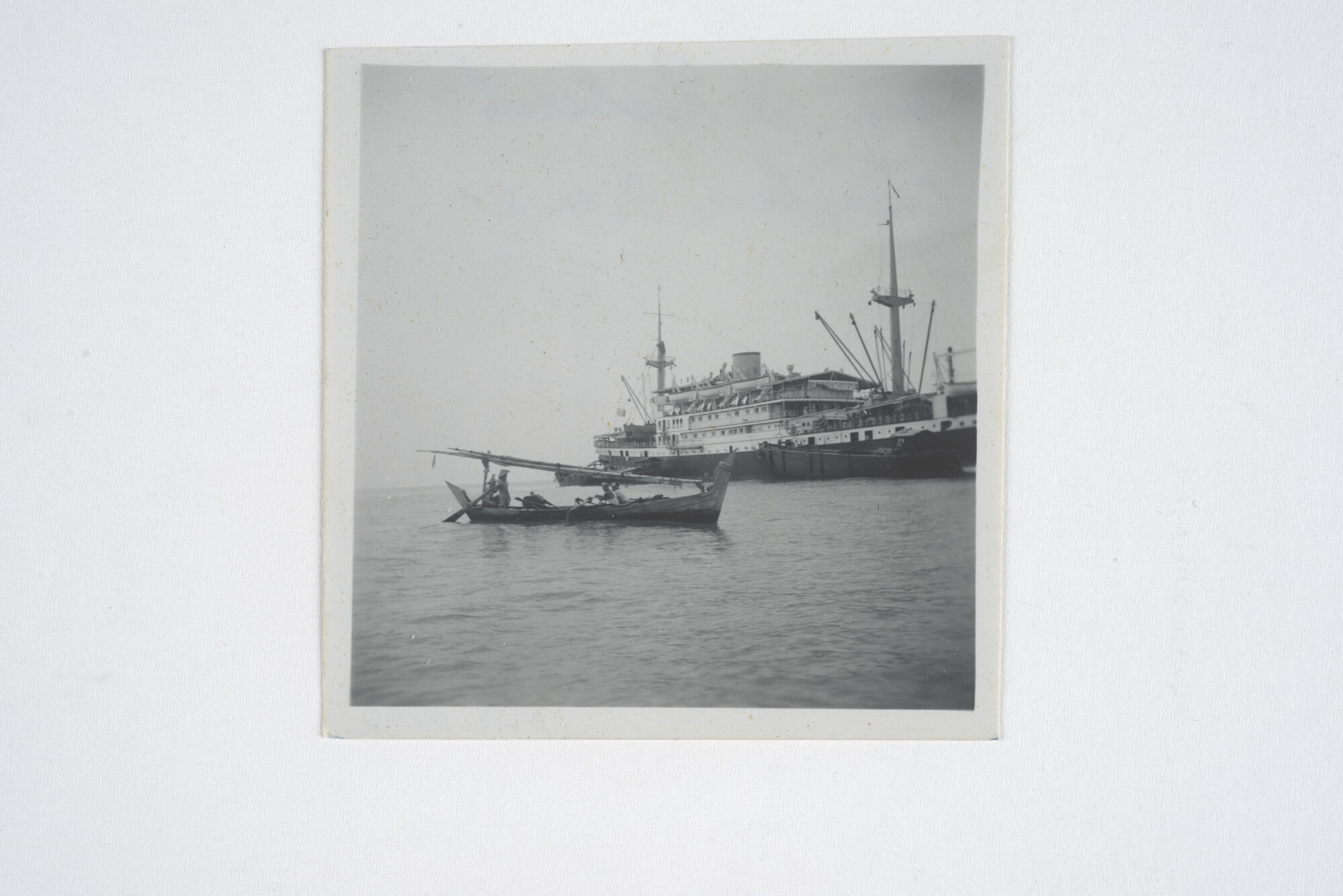 2014.0466; Zwart-wit foto van ms. Van Riebeeck in de haven van Cheribon; foto