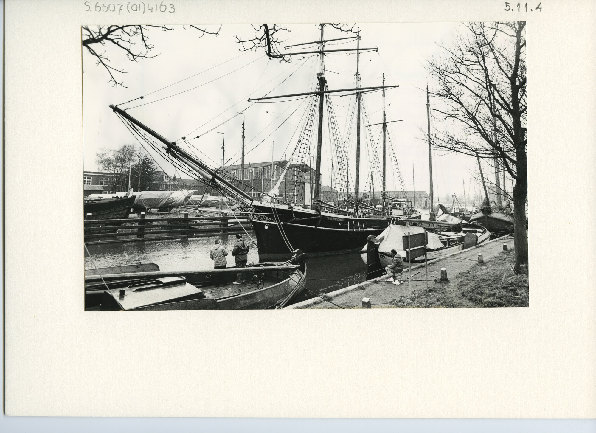 S.6507(01)4163; De Britse houten driemasttopzeilschoener Kathleen & May (1900) afgemeerd in de haven van Muiden; foto