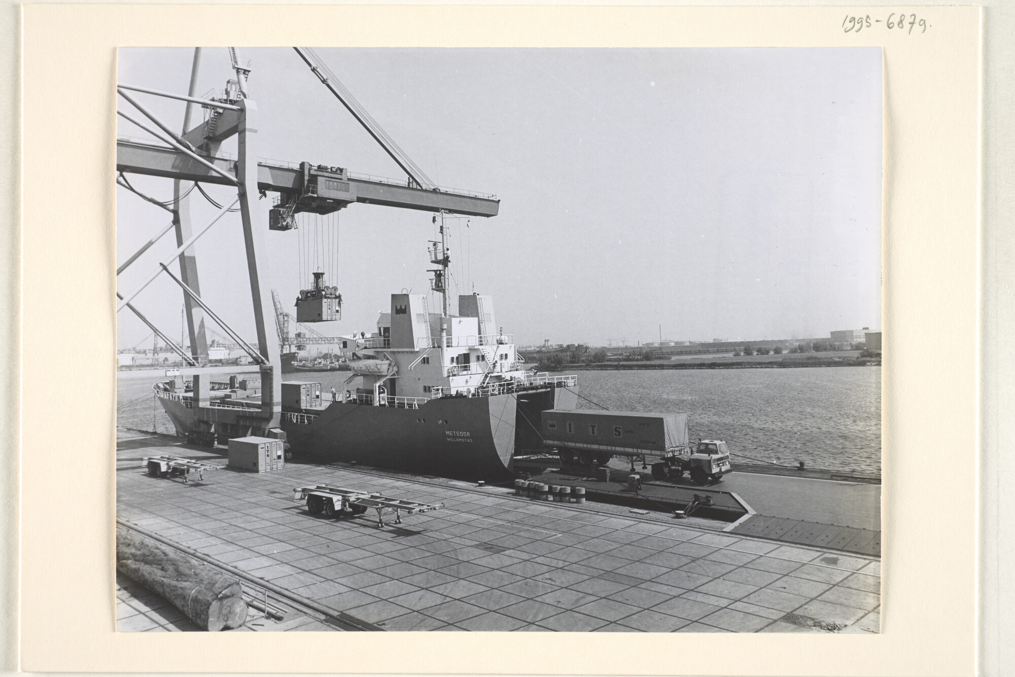 1995.6879; Foto's van het gebruik van een ponton en het lossen van containers uit het containerschip ms. Meteoor van Meteoor Shipping; fotoreportage