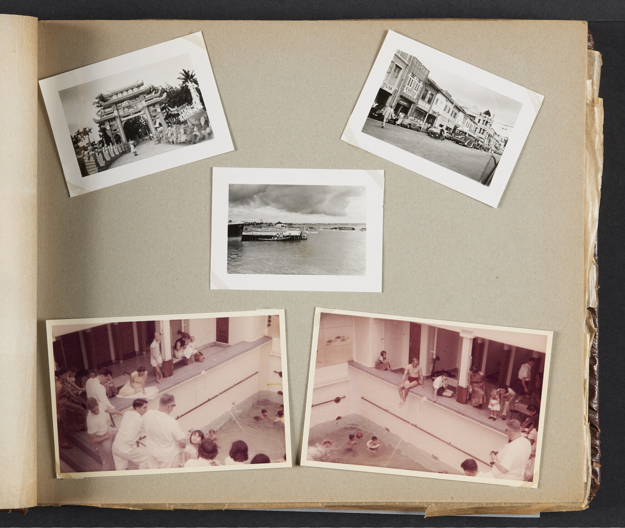 2019.0671; Fotoalbum van het echtpaar Jan van der Meer Mohr en Johanna van der Meer Mohr-van Ruler van hun reis op ms. Oranje van Tandjong Priok naar Amsterdam tussen 18 december 1953 en 7 januari 1954; fotoalbum