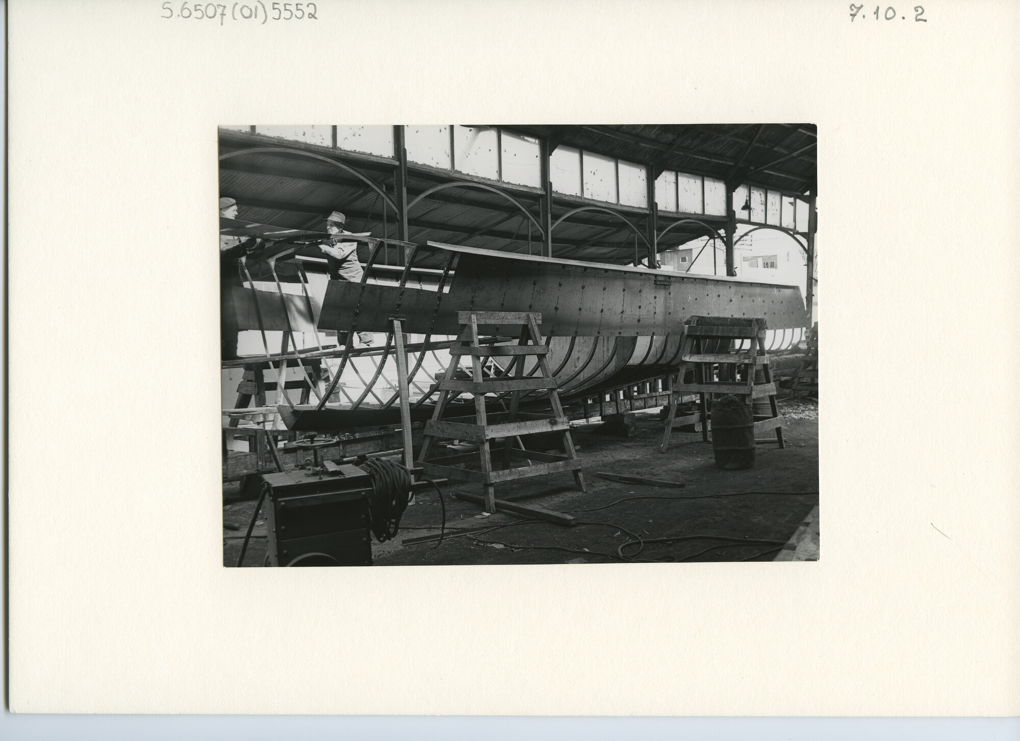 S.6507(01)5552; Foto van een motorkruiser in de spanten bij Jachtwerf Nicolaas Witsen en Vis te Alkmaar.; foto