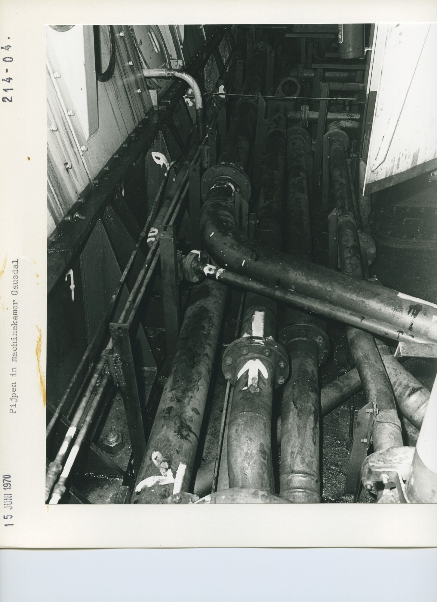 S.5444(5137)4; Situatiefoto van de toestand in de motorkamer van de Gausdal; foto