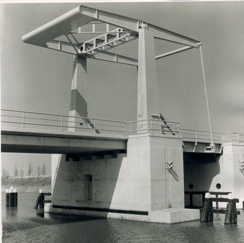 S.5219(12)0554; Foto's van een nieuwe ophaalbrug bij Rutten (Noordoostpolder) gebouwd door de ASM; fotoreportage