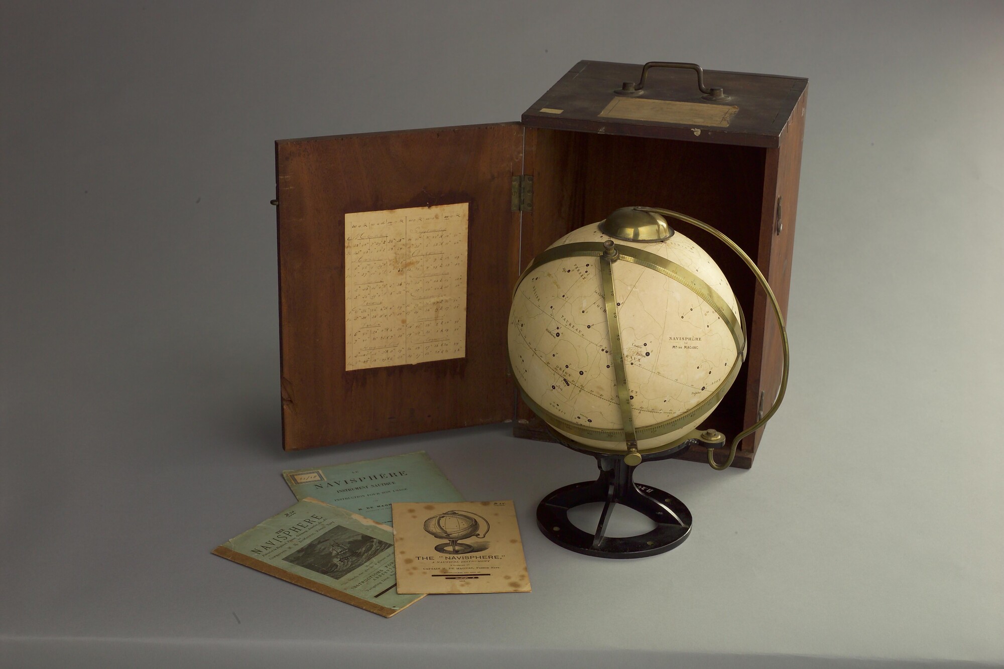 B.0024(01); Navisphere (hemelglobe) van ca. 23 cm. in doorsnede ontworpen door H. de Magnac, in originele houten kist; navisphere